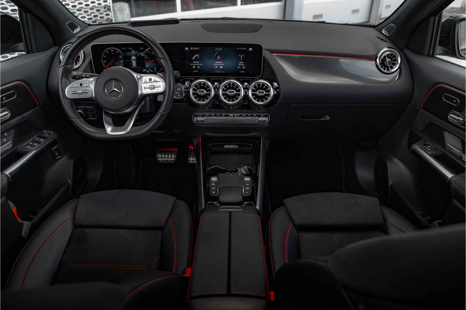 Mercedes-Benz GLA 250 AMG Line | Panoramadak | HUD | Trekhaak | Burmester | 19" | - 10/40