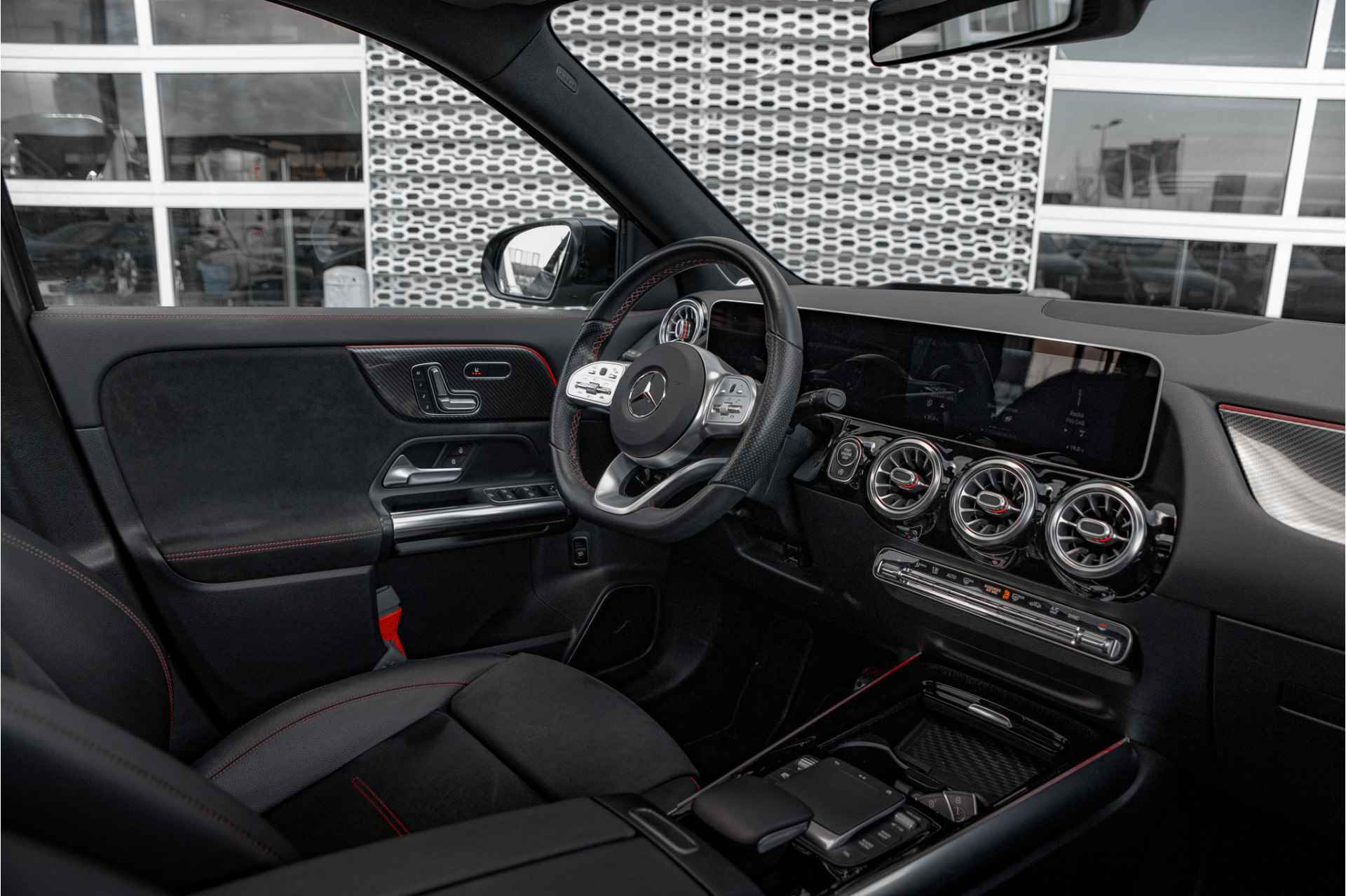 Mercedes-Benz GLA 250 AMG Line | Panoramadak | HUD | Trekhaak | Burmester | 19" | - 11/40