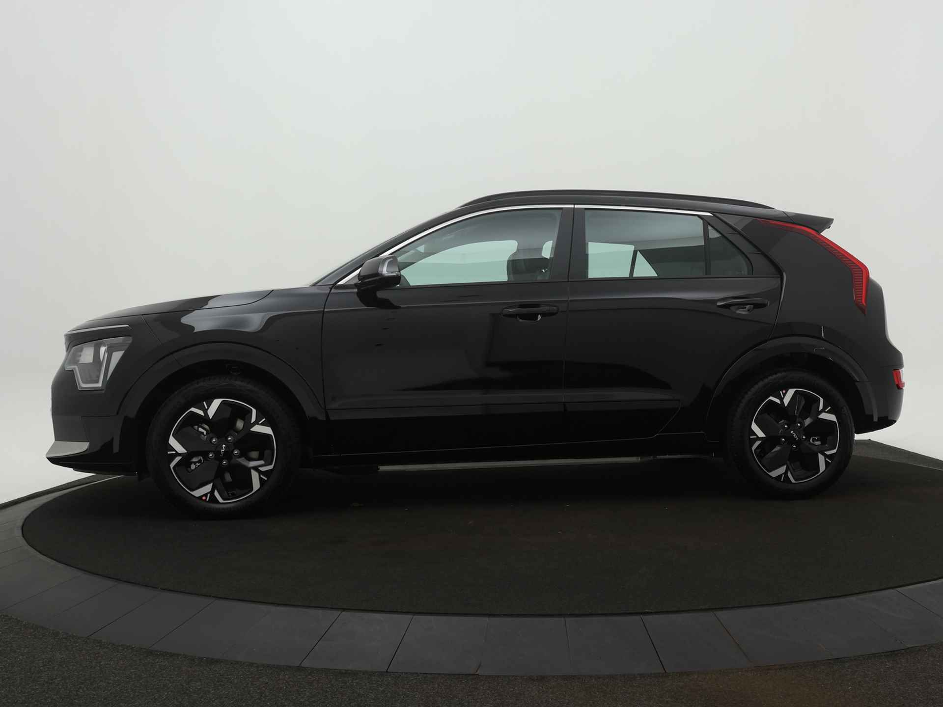 Kia Niro EV DynamicLine 64.8 kWh * Nieuw uit voorraad leverbaar * - Apple CarPlay/Android Auto - Navigatie - Adaptieve cruise control - Climate Control - Fabrieksgarantie tot 2031 - 4/47