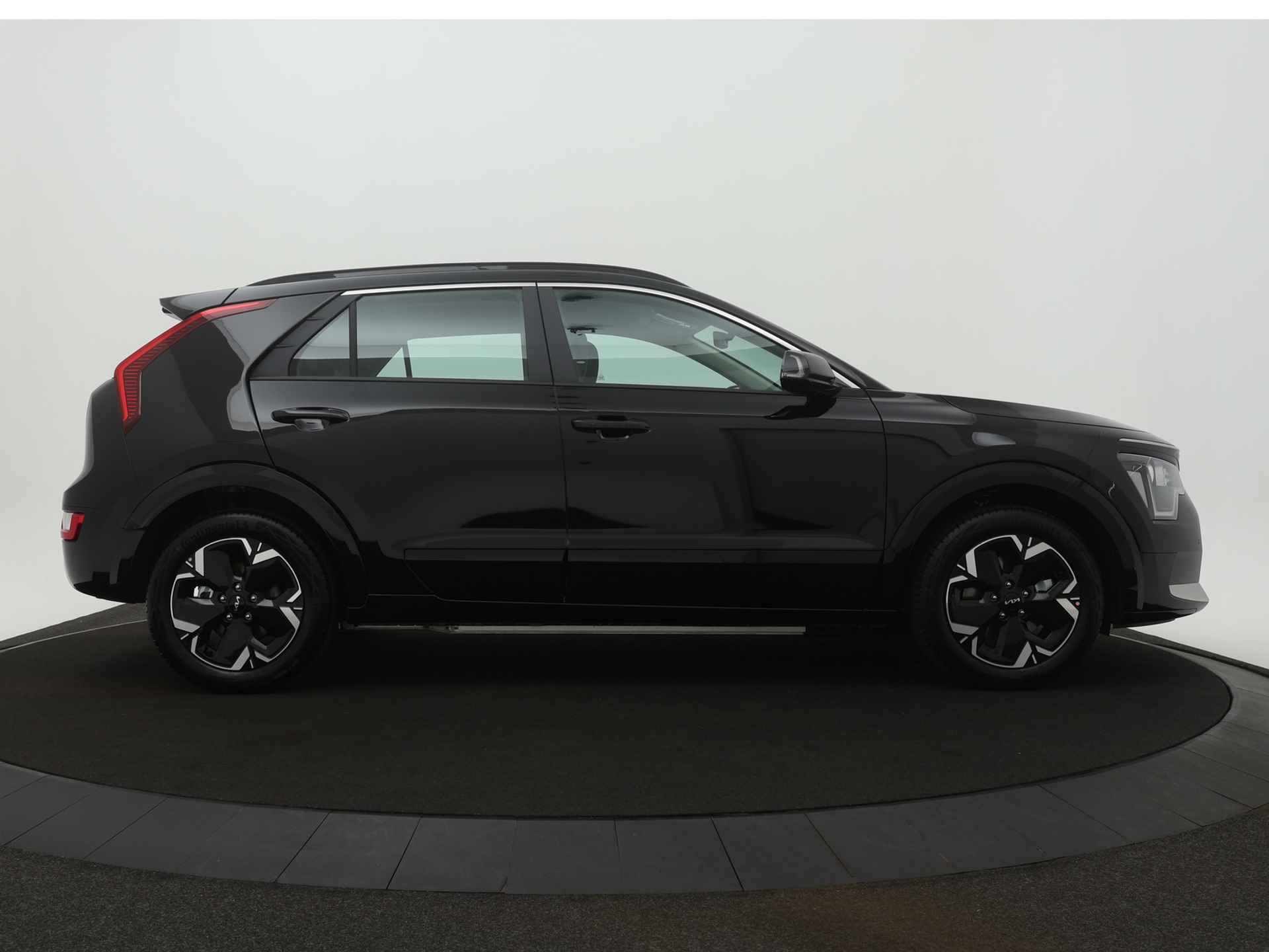 Kia Niro EV DynamicLine 64.8 kWh * Nieuw uit voorraad leverbaar * - Apple CarPlay/Android Auto - Navigatie - Adaptieve cruise control - Climate Control - Fabrieksgarantie tot 2031 - 10/47