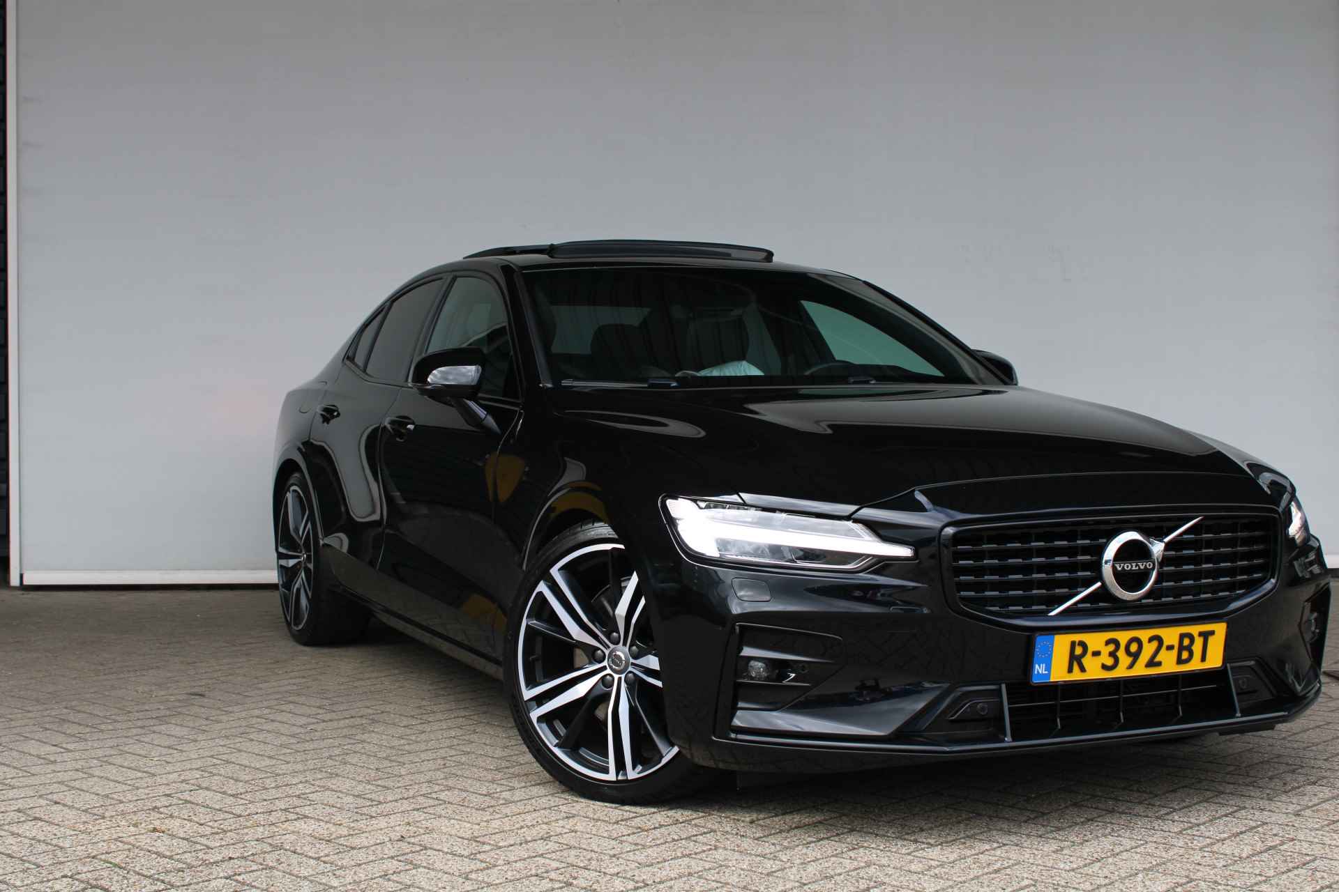 Volvo S60 2.0 B5 R-Design SCHUIFDAK/HARMANKARDON/20INCH/LEDER/GEHEUGENSTOEL/CAMERA - 11/30