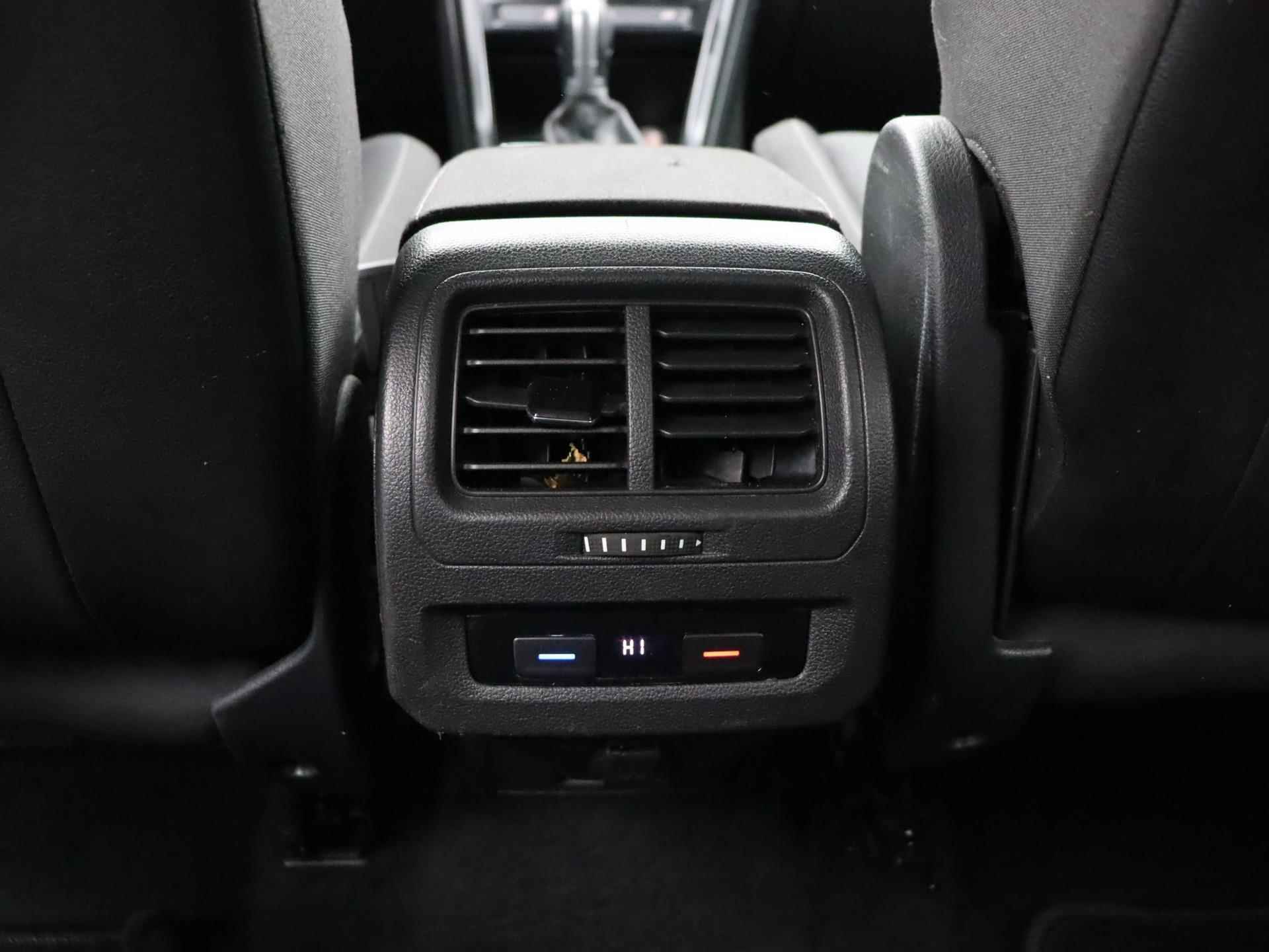 Volkswagen Touran 1.4 TSI Connected Series 7p | Navigatie | Stoelverwarming | Parkeerhulp | Climate Control | - 26/35