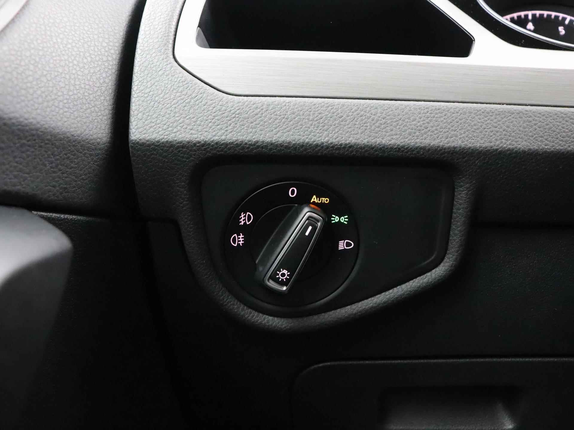 Volkswagen Touran 1.4 TSI Connected Series 7p | Navigatie | Stoelverwarming | Parkeerhulp | Climate Control | - 8/35