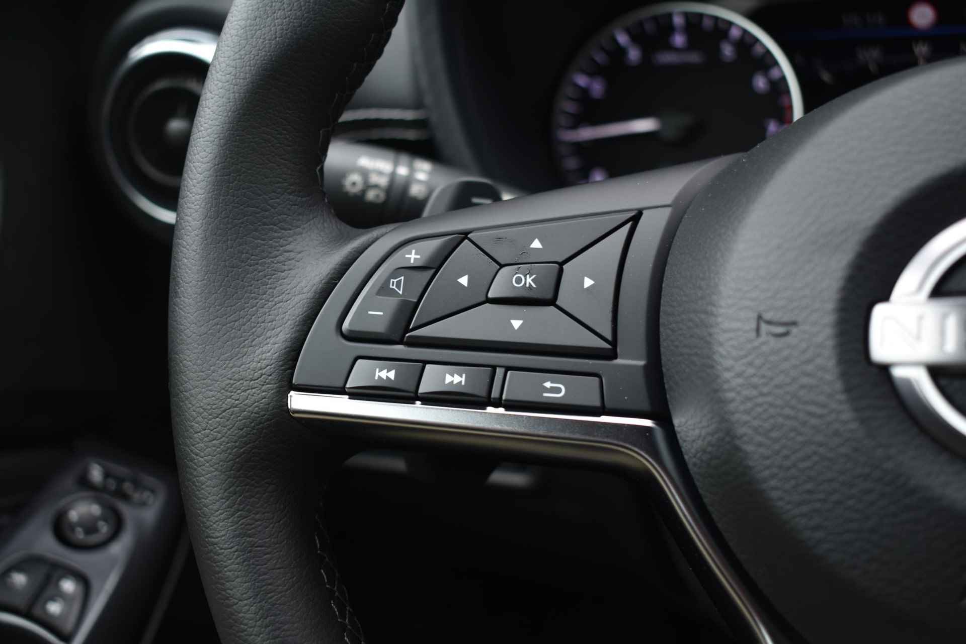 Nissan Juke 1.0 DIG-T N-Design 115pk | Automaat | Navigatie | Rondom camera | Cruise Control Adaptief | Apple Carplay/Android Auto | LED Koplampen | LMV 19'' - 32/39