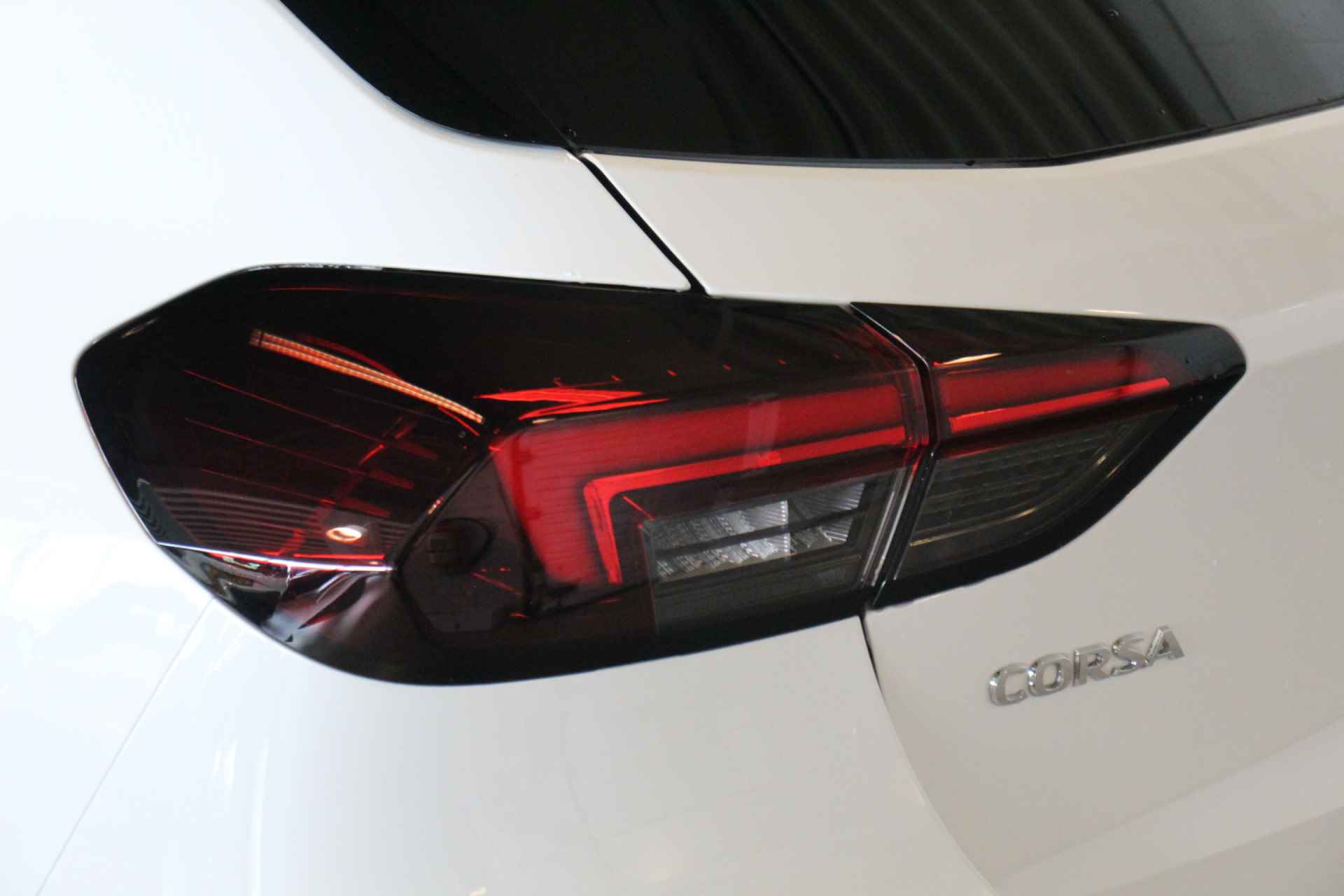 Opel Corsa 1.2 100 pk GS Line | 16" lichtmetalen velgen | Getinte ramen achter | Achteruitrijcamera voor en achter | Sportstoelen | Cruise control | Multimedia | DAB - 32/32