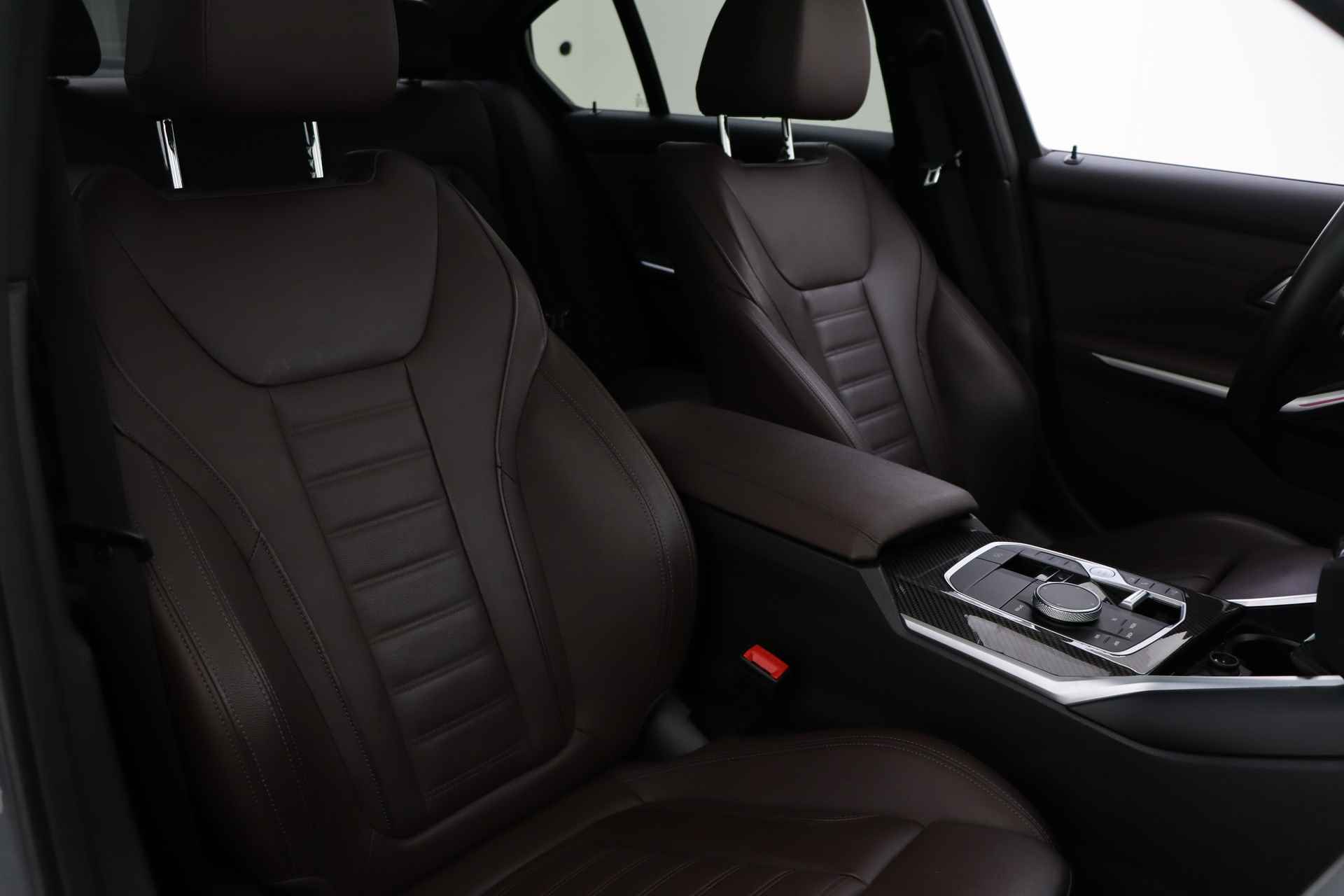 BMW 3-serie 320e High Executive M Sport Automaat / BMW M 50 Jahre uitvoering / Schuif-kanteldak / Sportstoelen / Adaptieve LED / Comfort Access / Parking Assistant / Harman Kardon - 18/57