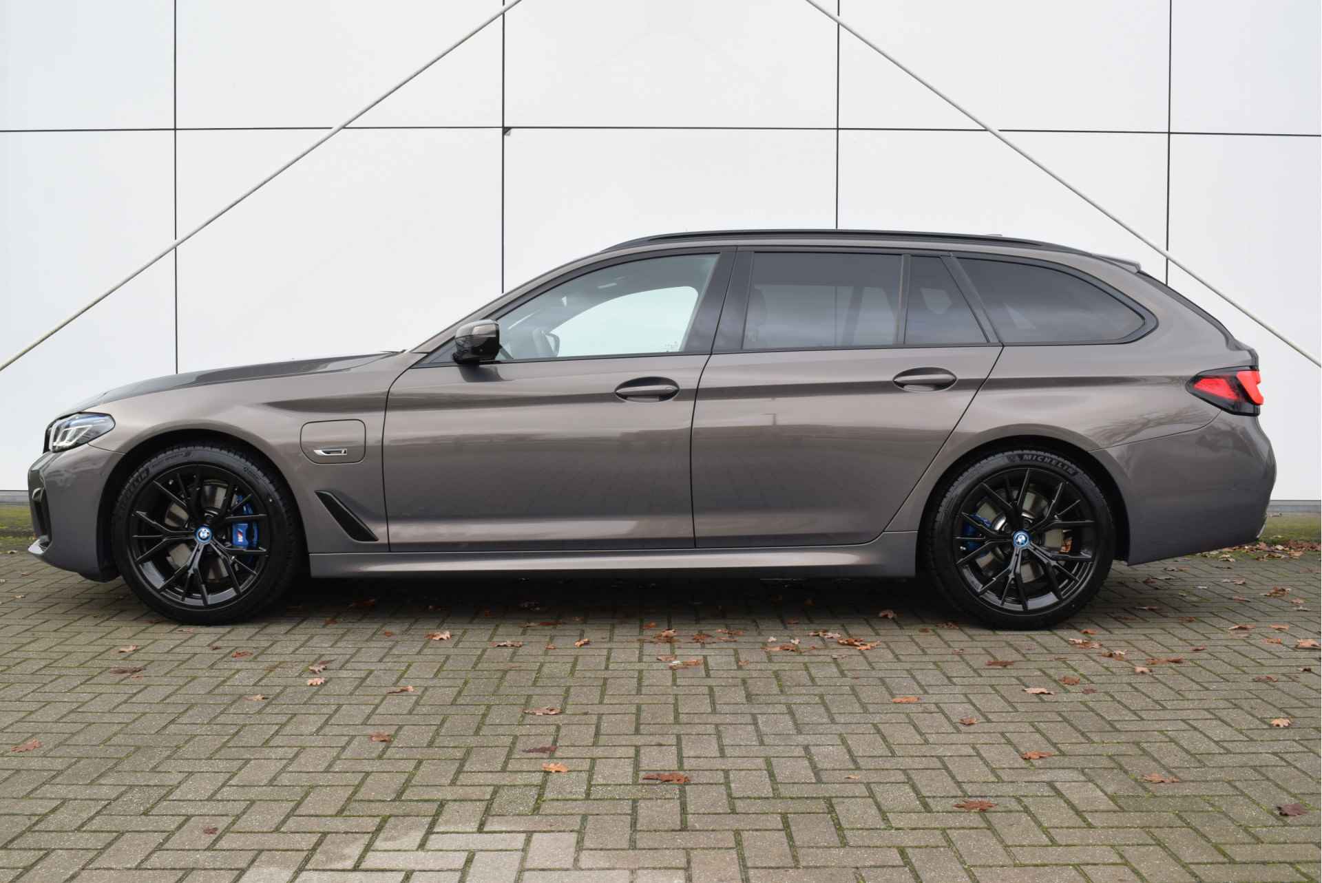 BMW 5 Serie Touring 530e xDrive High Executive M Sport Automaat / Panoramadak / Laserlight / Head-Up / Parking Assistant Plus / Comfort Access / Adaptief onderstel - 2/37