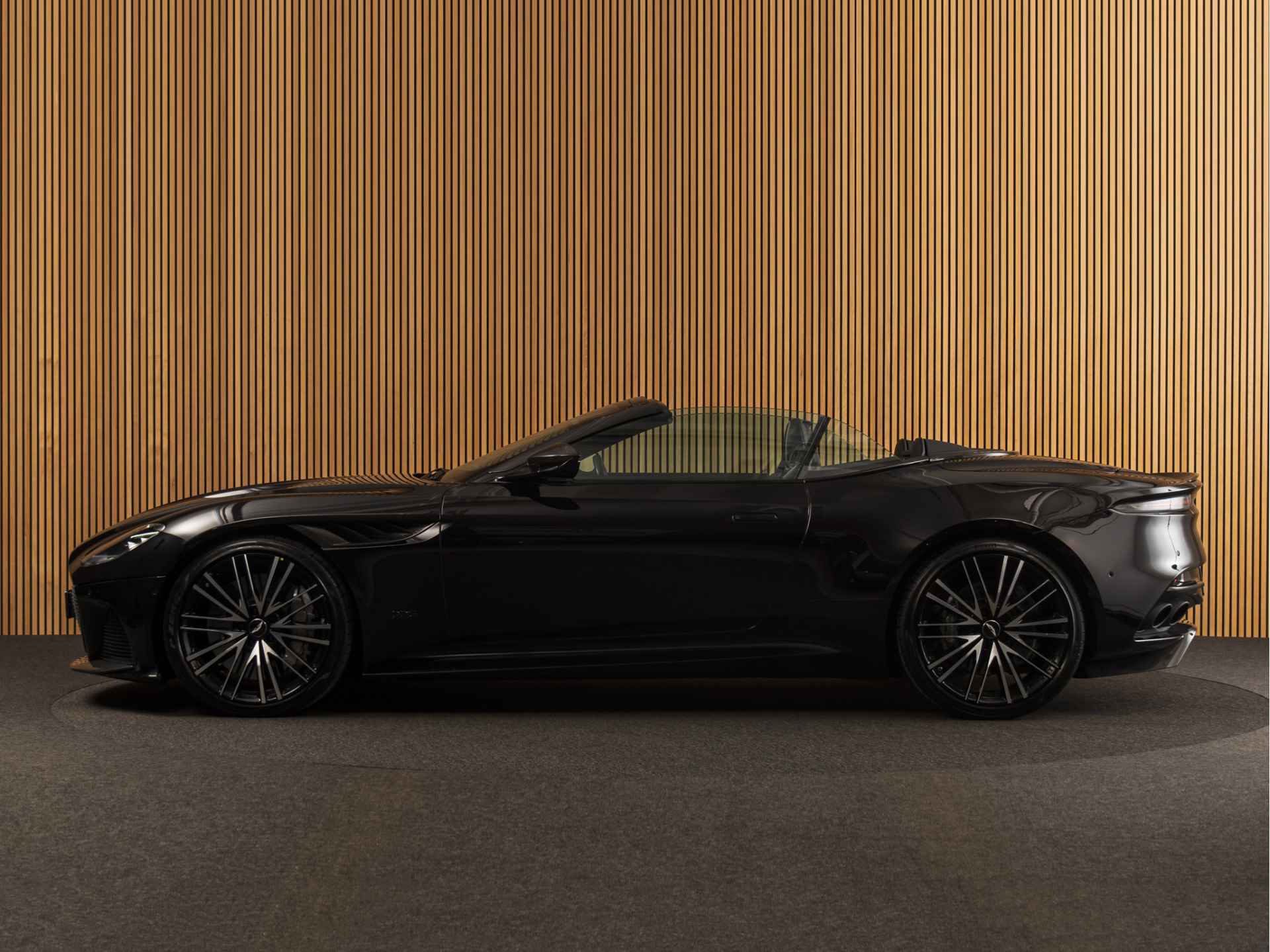 Aston Martin DBS Volante 5.2 V12 Superleggera - 2/40