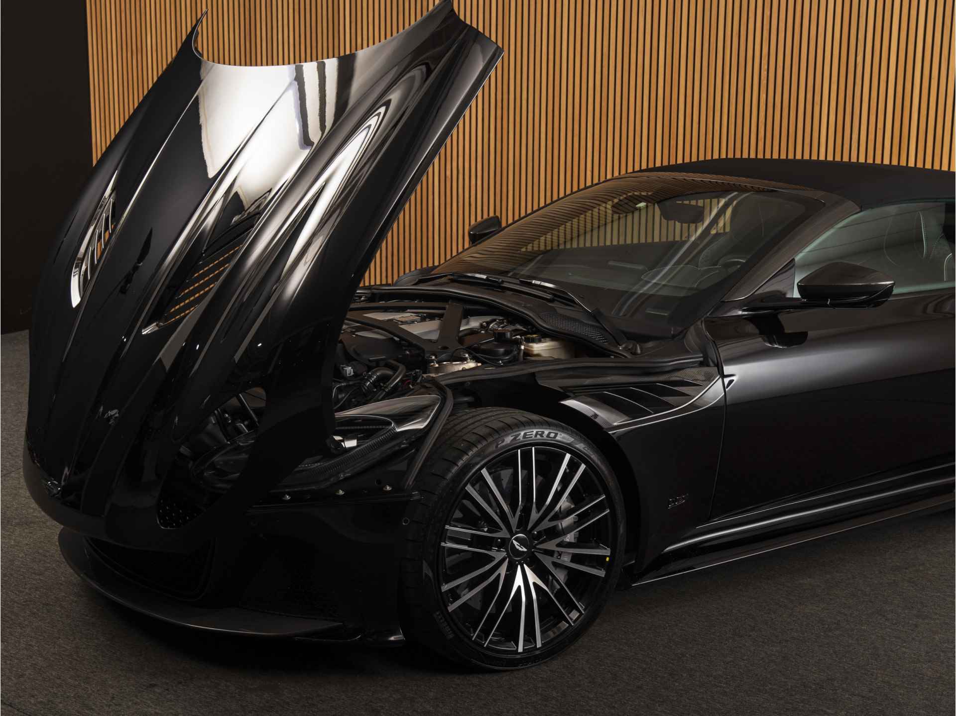 Aston Martin DBS Volante 5.2 V12 Superleggera - 39/40