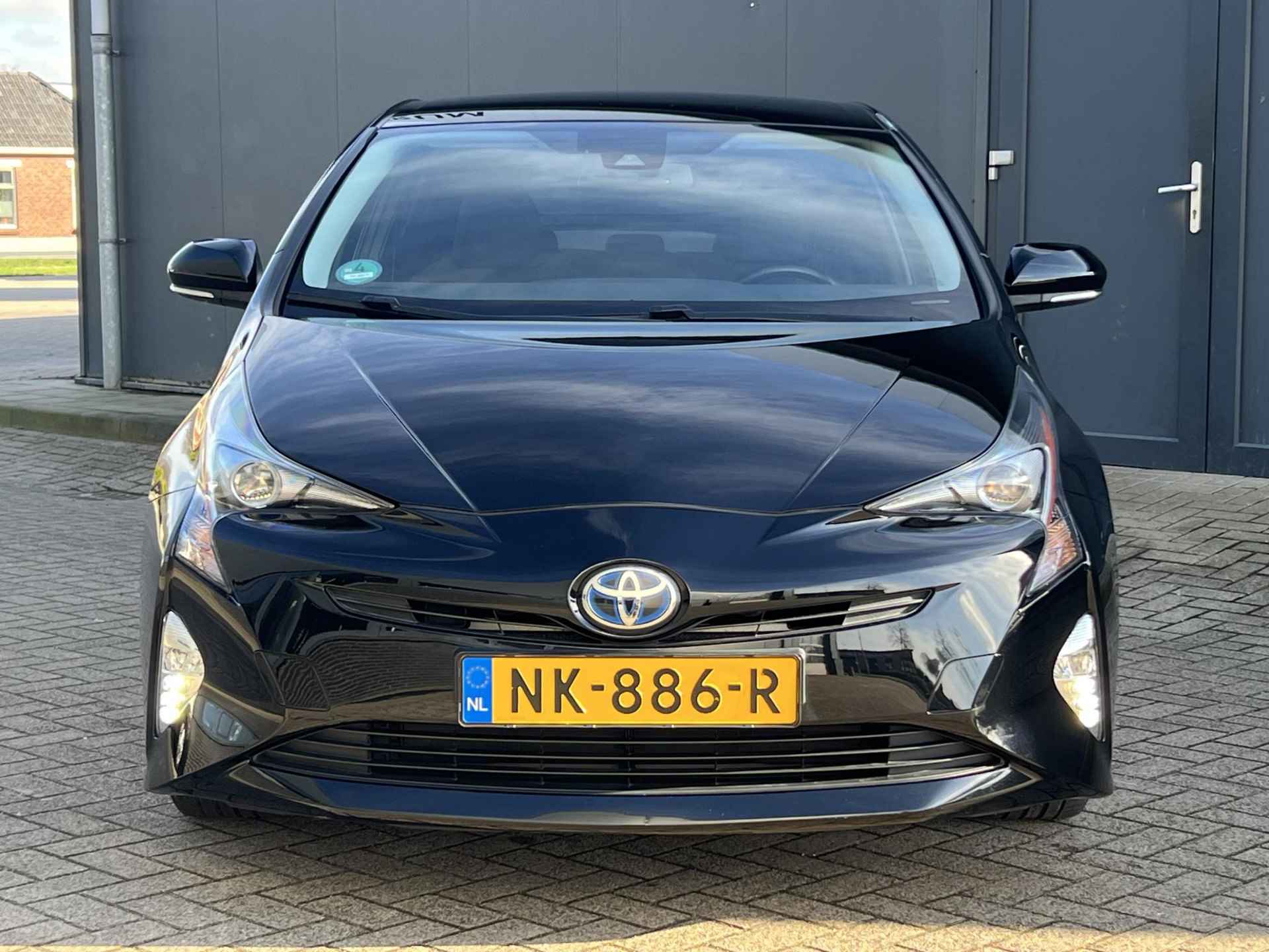 Toyota Prius 1.8 First Edition Automaat / Navigatie / Cruise Control / Climate Control / Stoelverwarming / DAB / Bluetooth / Head-Up Display / Dodehoek Herkenning / Camera - 4/30