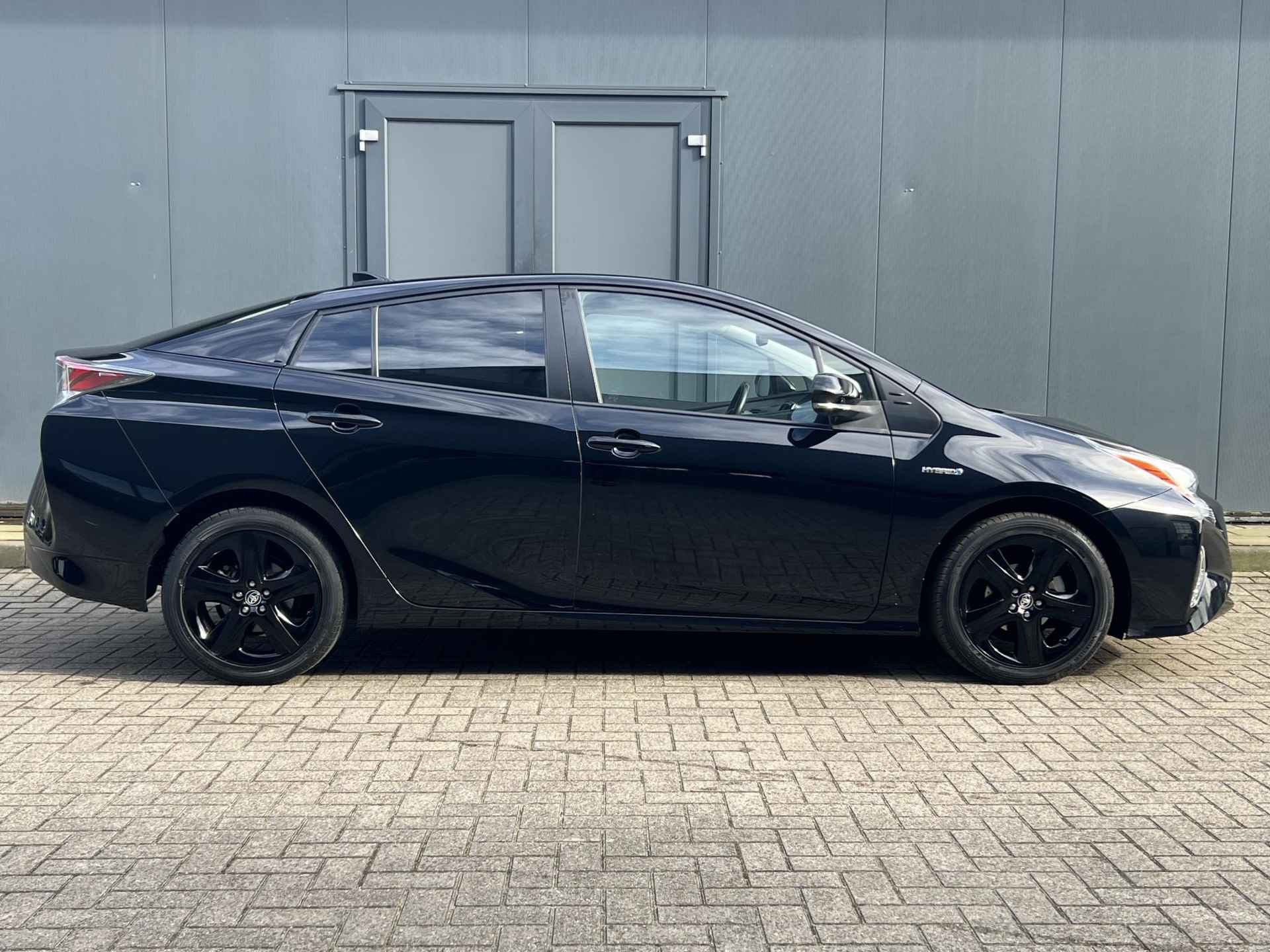 Toyota Prius 1.8 First Edition Automaat / Navigatie / Cruise Control / Climate Control / Stoelverwarming / DAB / Bluetooth / Head-Up Display / Dodehoek Herkenning / Camera - 17/30