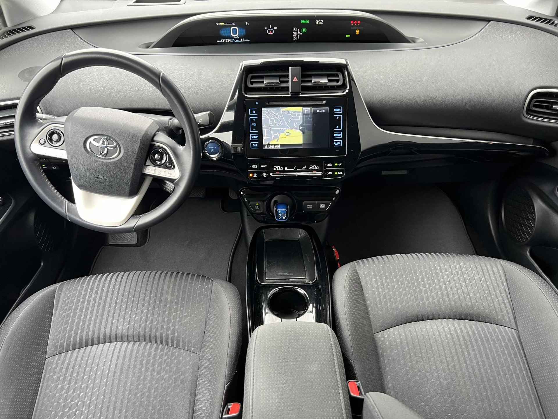 Toyota Prius 1.8 First Edition Automaat / Navigatie / Cruise Control / Climate Control / Stoelverwarming / DAB / Bluetooth / Head-Up Display / Dodehoek Herkenning / Camera - 2/30