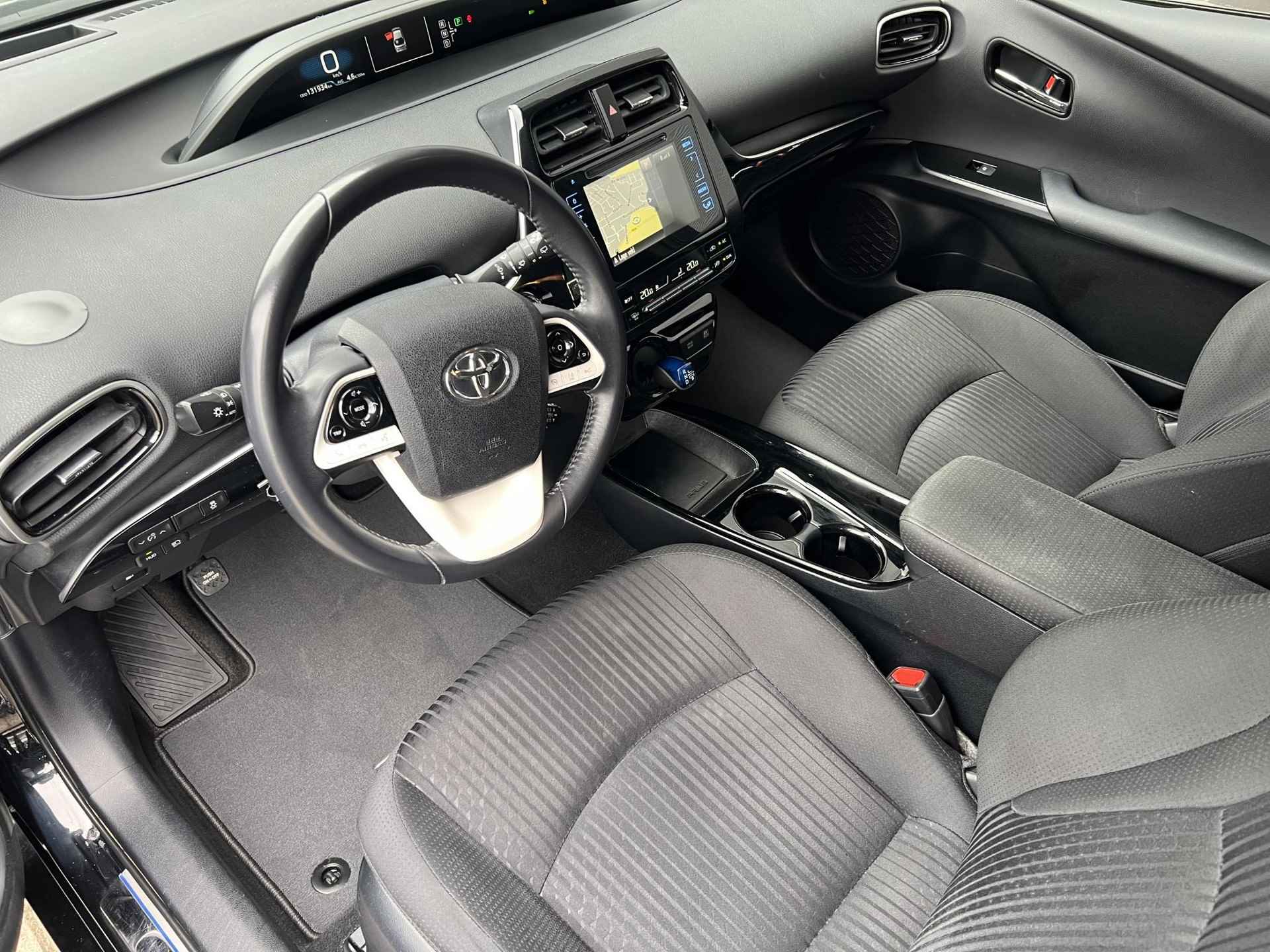 Toyota Prius 1.8 First Edition Automaat / Navigatie / Cruise Control / Climate Control / Stoelverwarming / DAB / Bluetooth / Head-Up Display / Dodehoek Herkenning / Camera - 19/30