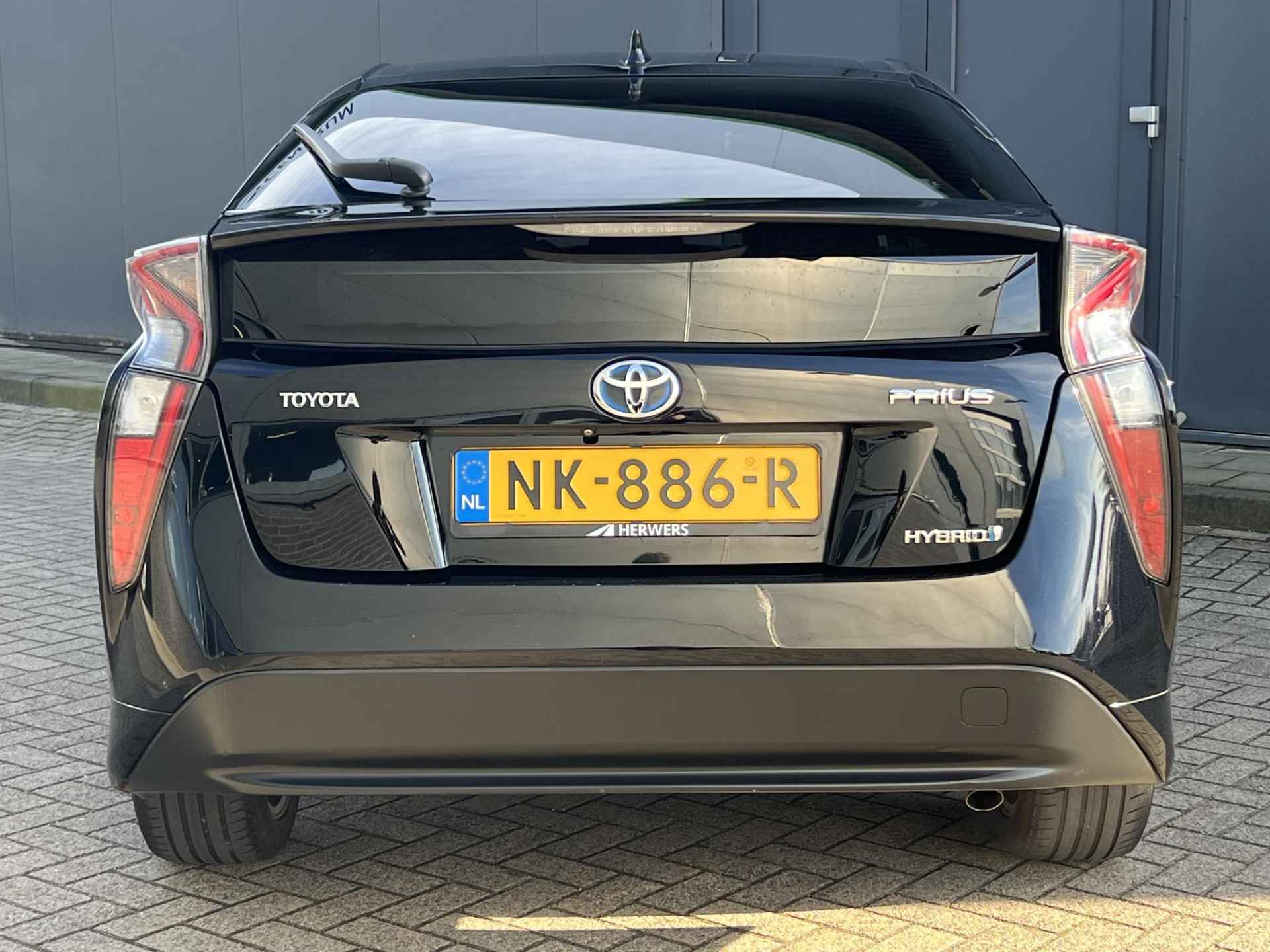Toyota Prius 1.8 First Edition Automaat / Navigatie / Cruise Control / Climate Control / Stoelverwarming / DAB / Bluetooth / Head-Up Display / Dodehoek Herkenning / Camera - 23/30