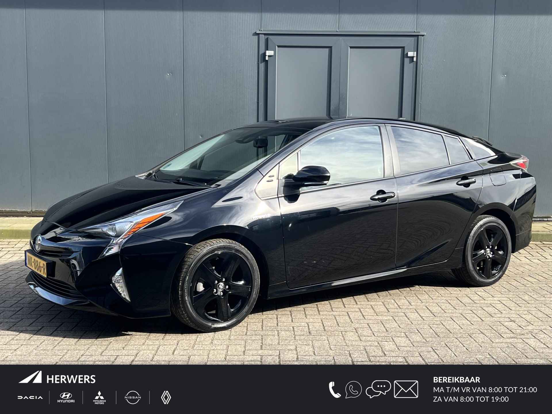 Toyota Prius 1.8 First Edition Automaat / Navigatie / Cruise Control / Climate Control / Stoelverwarming / DAB / Bluetooth / Head-Up Display / Dodehoek Herkenning / Camera - 1/30