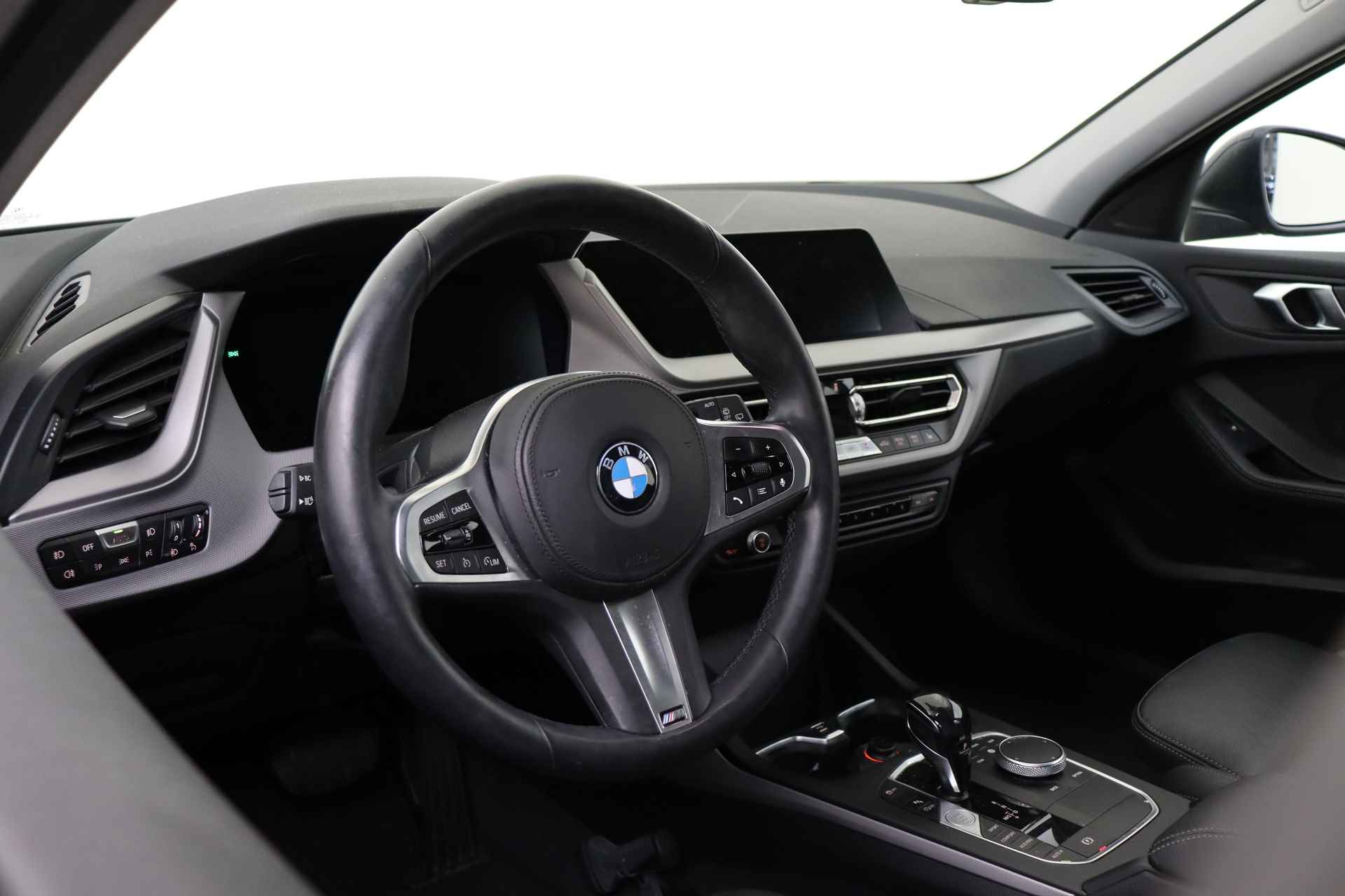 BMW 1-serie 118i High Executive Automaat / Trekhaak / Sportstoelen / LED / Live Cockpit Professional / Stoelverwarming / Leder - 4/51