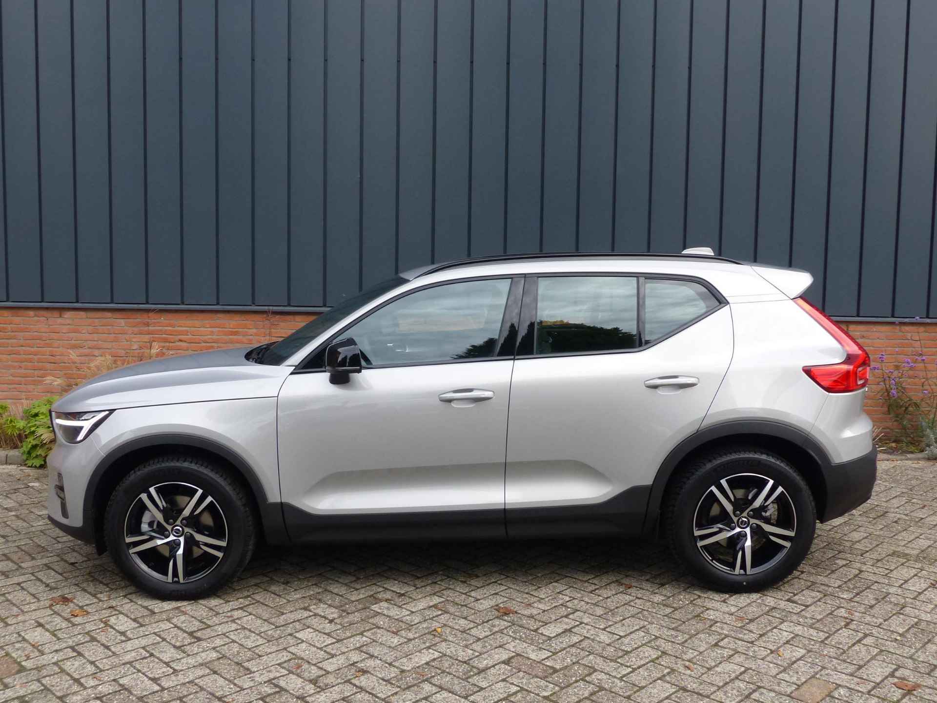 Volvo XC40 B4 Plus Dark - 2/35