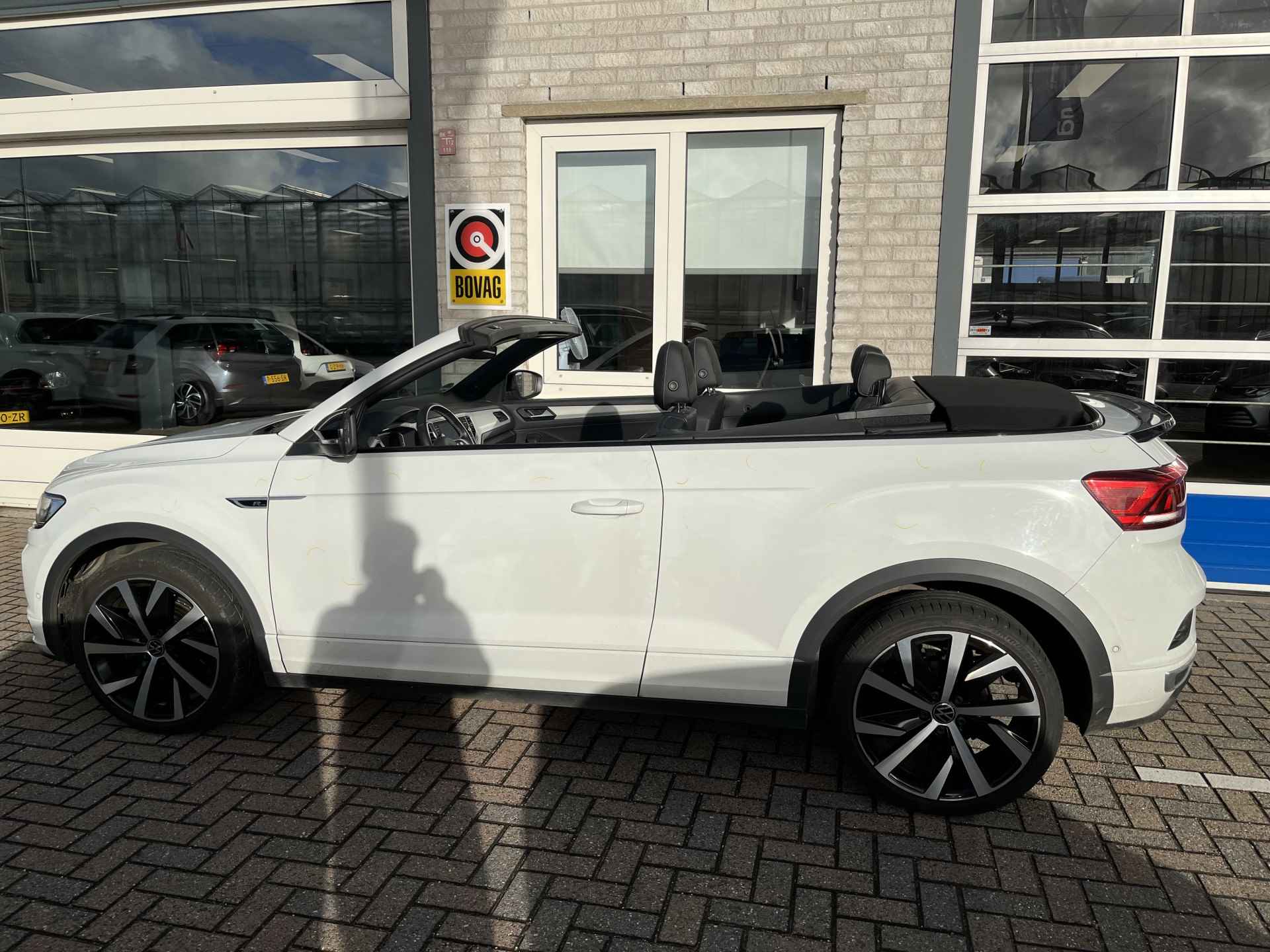 Volkswagen T-Roc Cabrio 1.5 TSI 2x R-Line / AUTOMAAT/ BEATS AUDIO/ CAMERA/ PARK. SENSOREN/ LED/ DODE HOEK/ STOEL VERWARM./ DIGITAL DASHBOARD/ ADAPT. CRUISE/ APP CONNECT/ NAVI/ CLIMA/ DAB/ 19" LMV/ - 3/28