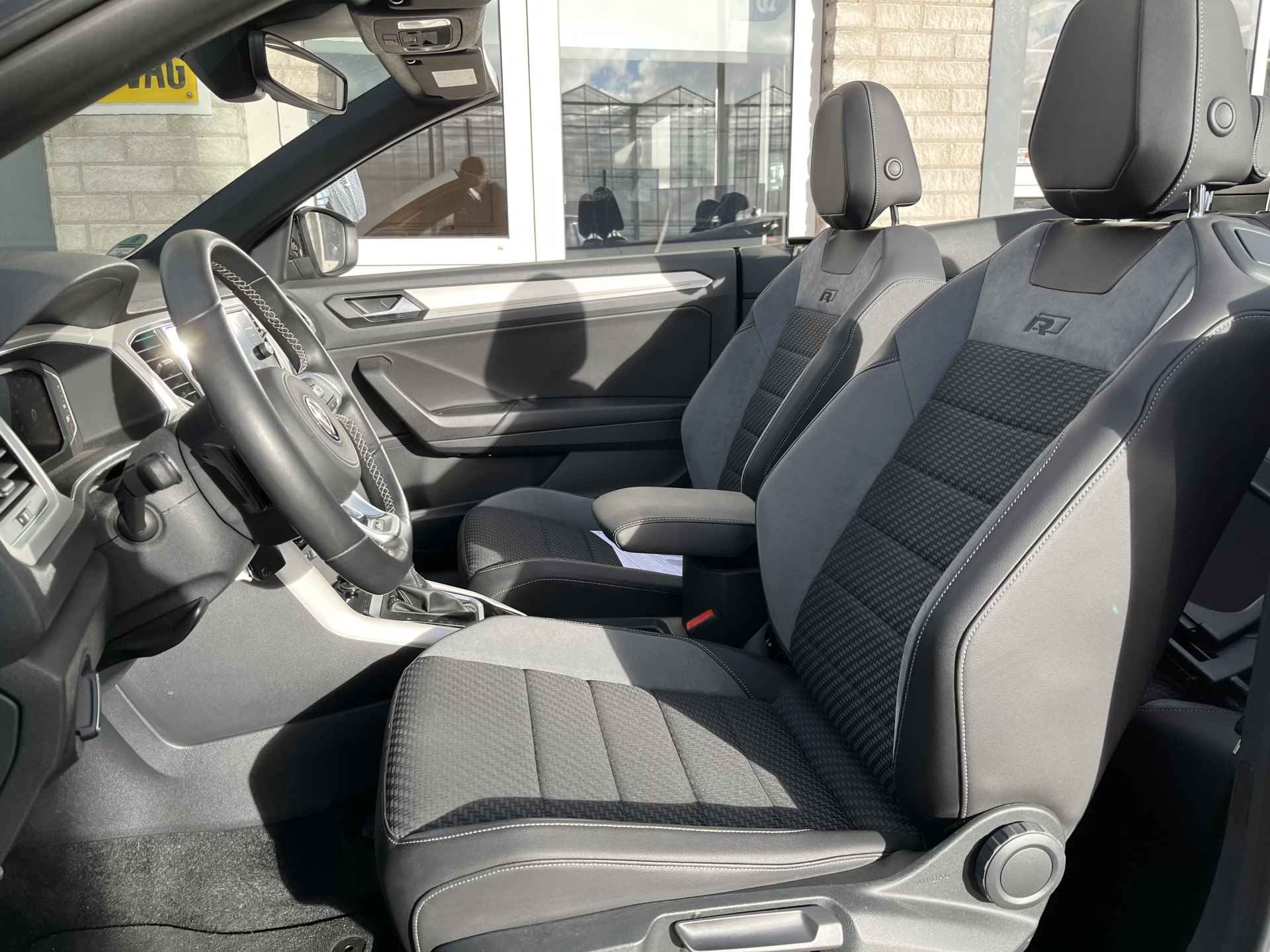 Volkswagen T-Roc Cabrio 1.5 TSI 2x R-Line / AUTOMAAT/ BEATS AUDIO/ CAMERA/ PARK. SENSOREN/ LED/ DODE HOEK/ STOEL VERWARM./ DIGITAL DASHBOARD/ ADAPT. CRUISE/ APP CONNECT/ NAVI/ CLIMA/ DAB/ 19" LMV/ - 7/28