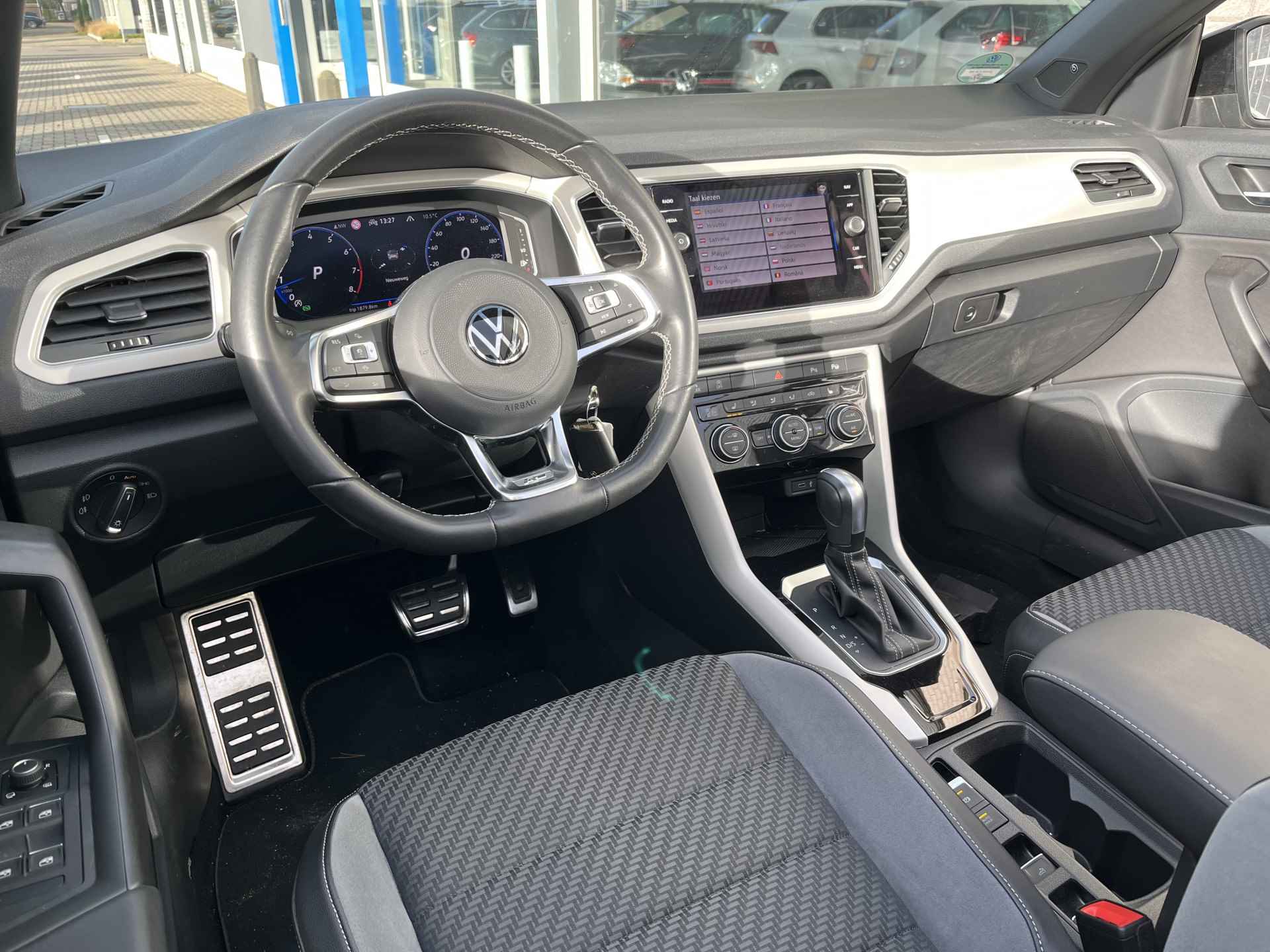 Volkswagen T-Roc Cabrio 1.5 TSI 2x R-Line / AUTOMAAT/ BEATS AUDIO/ CAMERA/ PARK. SENSOREN/ LED/ DODE HOEK/ STOEL VERWARM./ DIGITAL DASHBOARD/ ADAPT. CRUISE/ APP CONNECT/ NAVI/ CLIMA/ DAB/ 19" LMV/ - 8/28