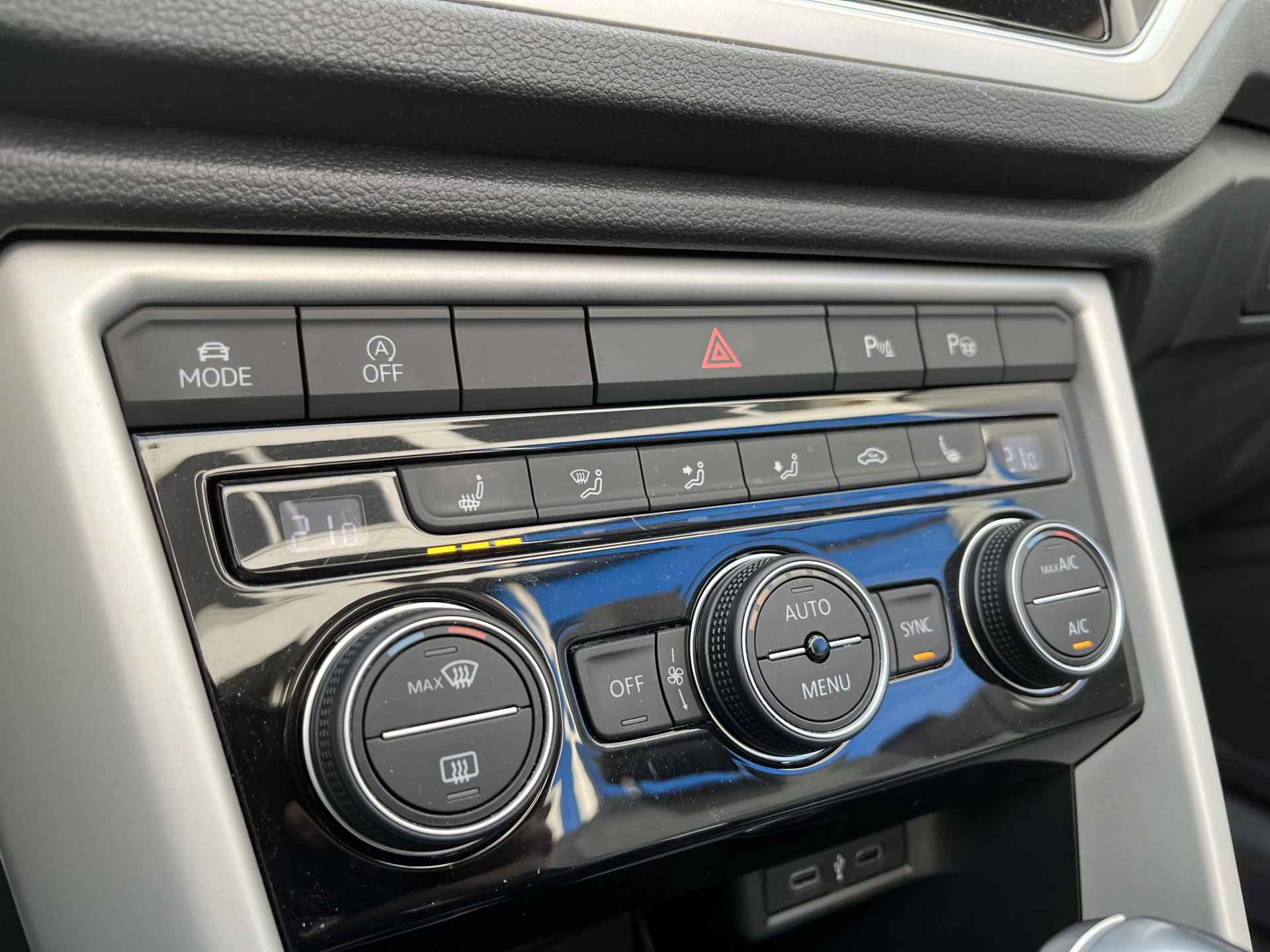 Volkswagen T-Roc Cabrio 1.5 TSI 2x R-Line / AUTOMAAT/ BEATS AUDIO/ CAMERA/ PARK. SENSOREN/ LED/ DODE HOEK/ STOEL VERWARM./ DIGITAL DASHBOARD/ ADAPT. CRUISE/ APP CONNECT/ NAVI/ CLIMA/ DAB/ 19" LMV/ - 23/28