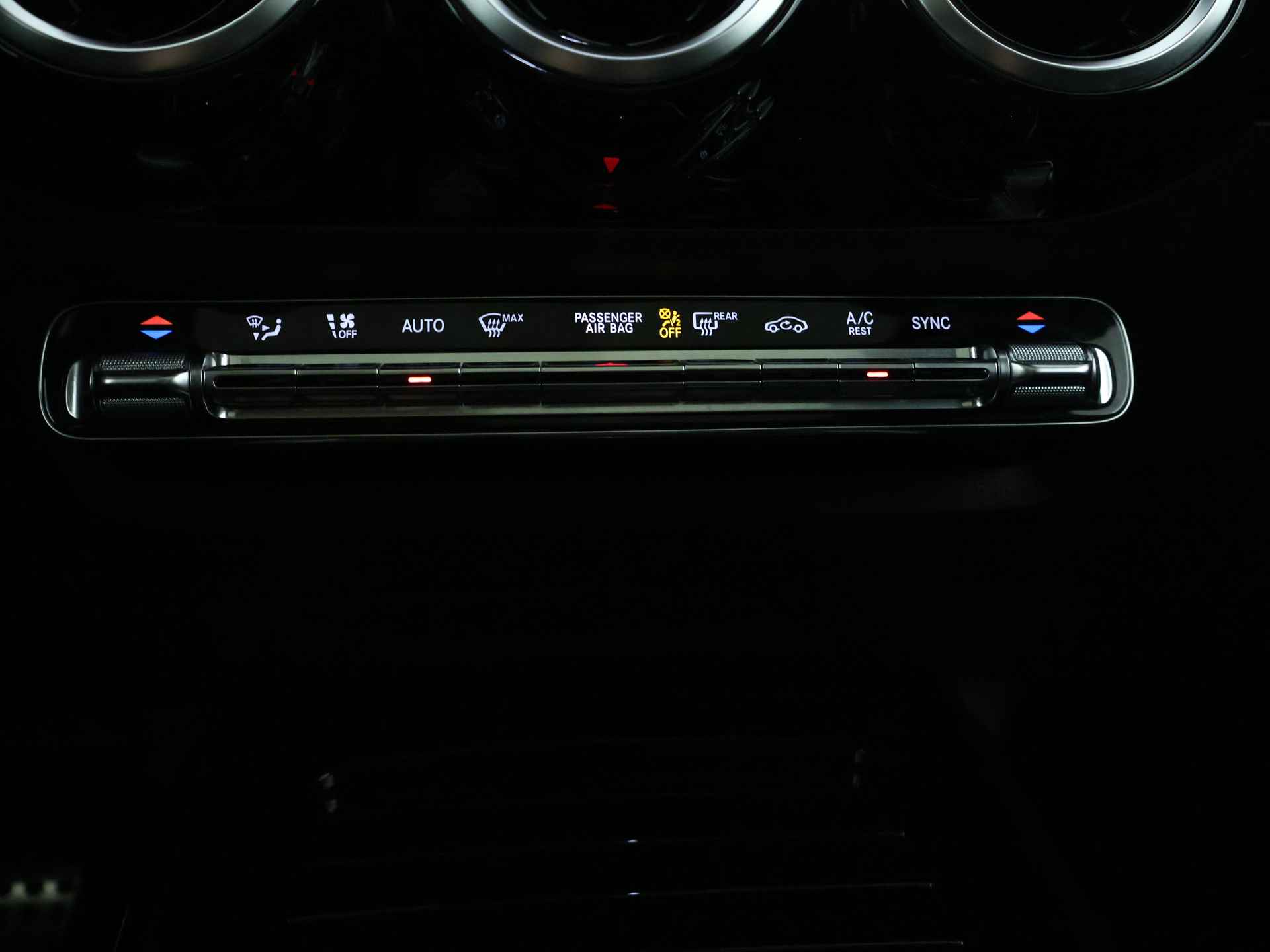 Mercedes-Benz B-Klasse 180 Business Solution AMG | Panoramadak | Navigatie | Stoelverwarming | Parkeersensoren | Camera | Inclusief 24 maanden MB Certified garantie voor Europa. - 12/44