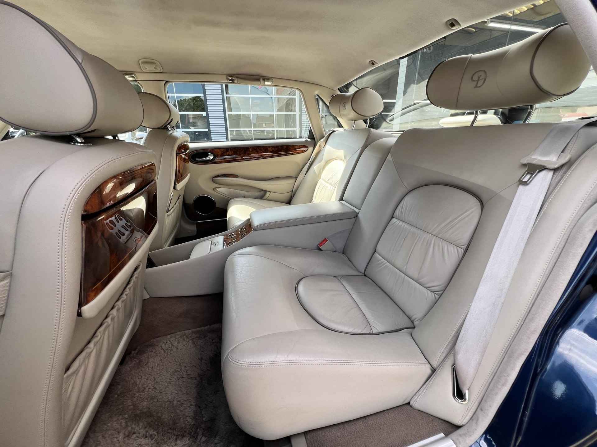 Daimler 4.0 V8 /Topstaat Youngtimer/Beige Leder/Stoelverwarming V+A/Elektr. Stoelen V+A/Clima&Cruise Control/Apple Carplay/(MET GARANTIE*) - 16/38