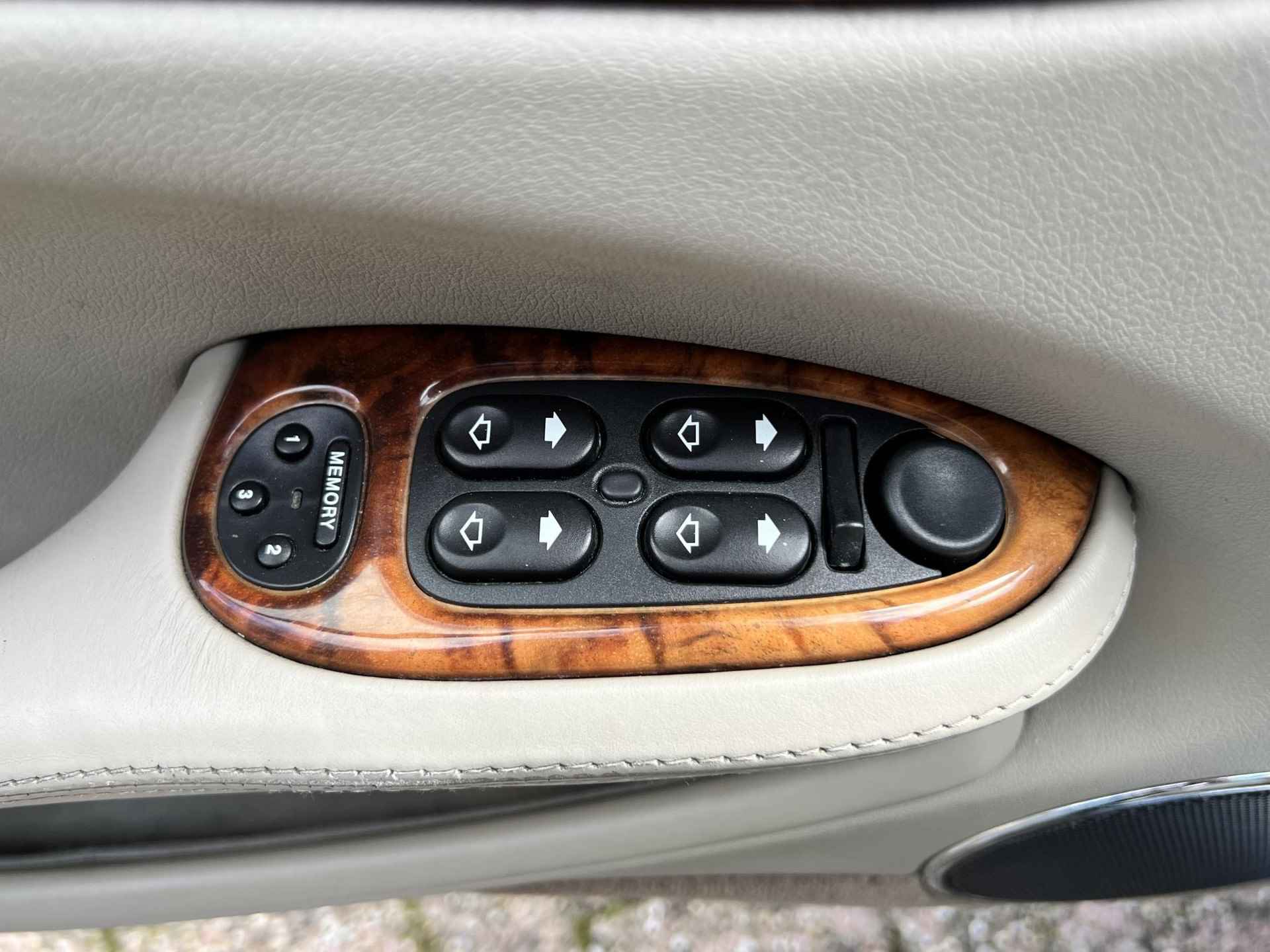 Daimler 4.0 V8 /Topstaat Youngtimer/Beige Leder/Stoelverwarming V+A/Elektr. Stoelen V+A/Clima&Cruise Control/Apple Carplay/(MET GARANTIE*) - 26/38