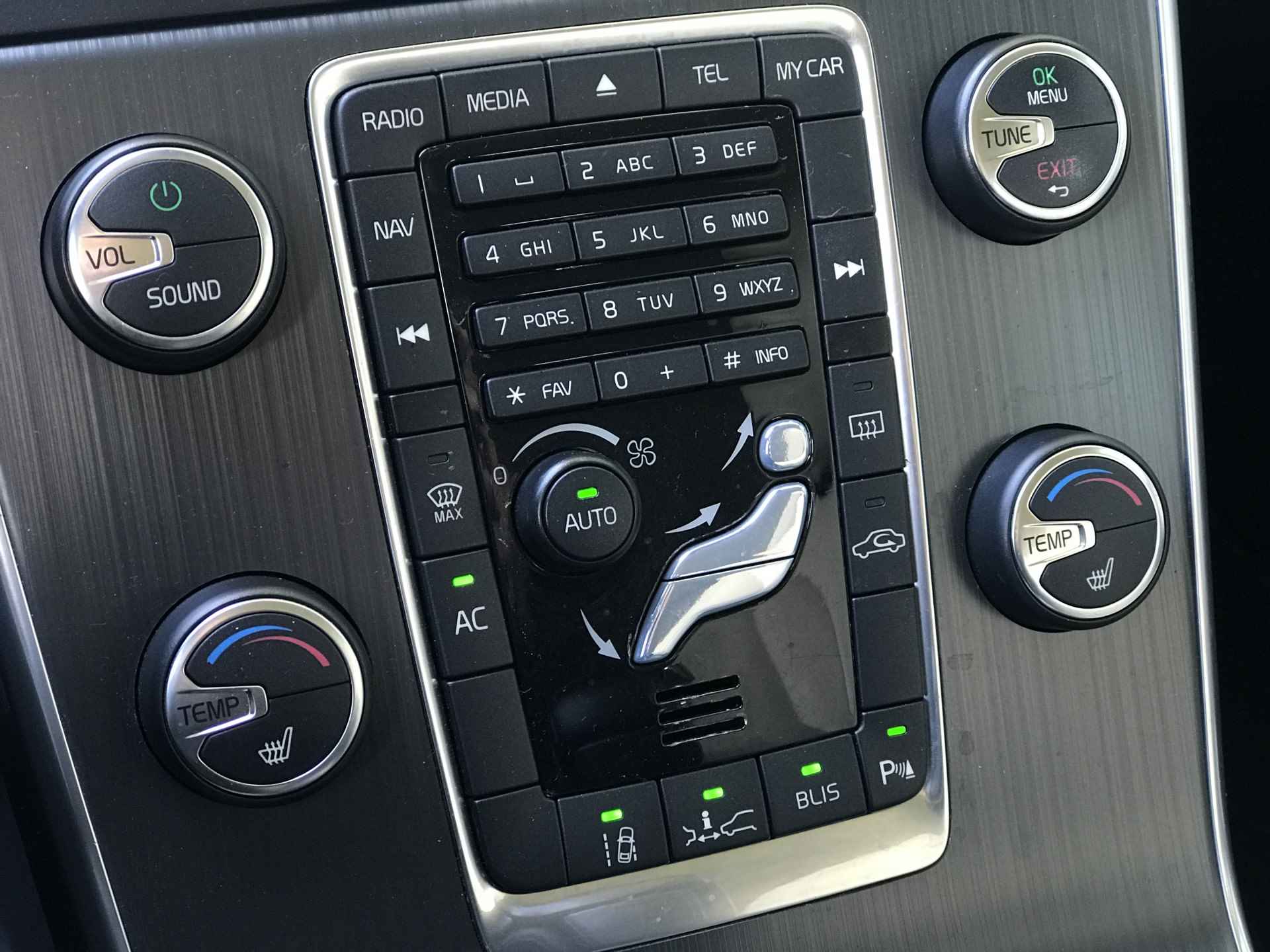 Volvo V60 2.0 T5 Summum Family Line Automaat | Rijklaar incl garantie | Trekhaak Adaptieve cruise Parkeersensoren voor - 18/36