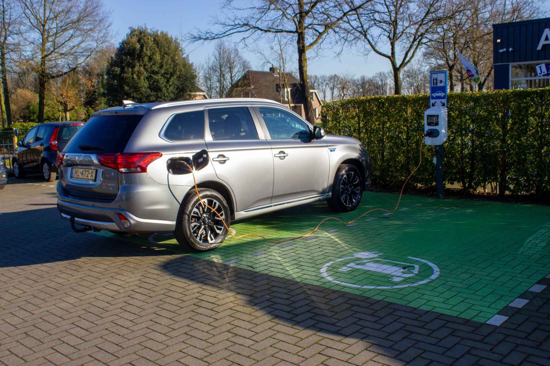 Mitsubishi Outlander 2.0 PHEV Instyle+ | Prijs rijklaar incl. 12 mnd garantie |Accu 94% Navi Keyless entry Trekhaak Camera PDC - 13/49