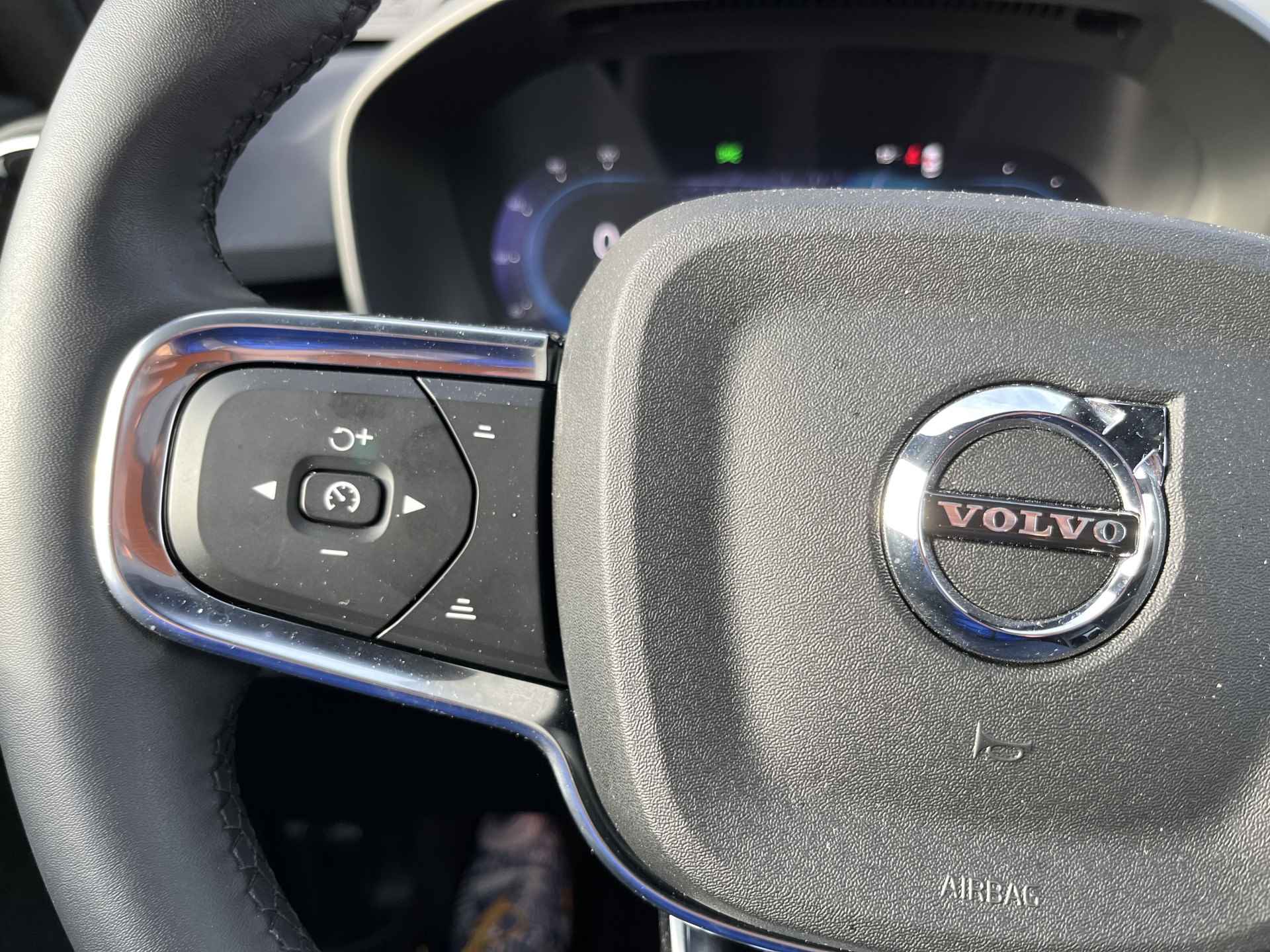 Volvo C40 Single Motor Plus 69 kWh | Harman/Kardon | Camera | Privacy Glass | Panoramadak | 20 Inch - 15/30