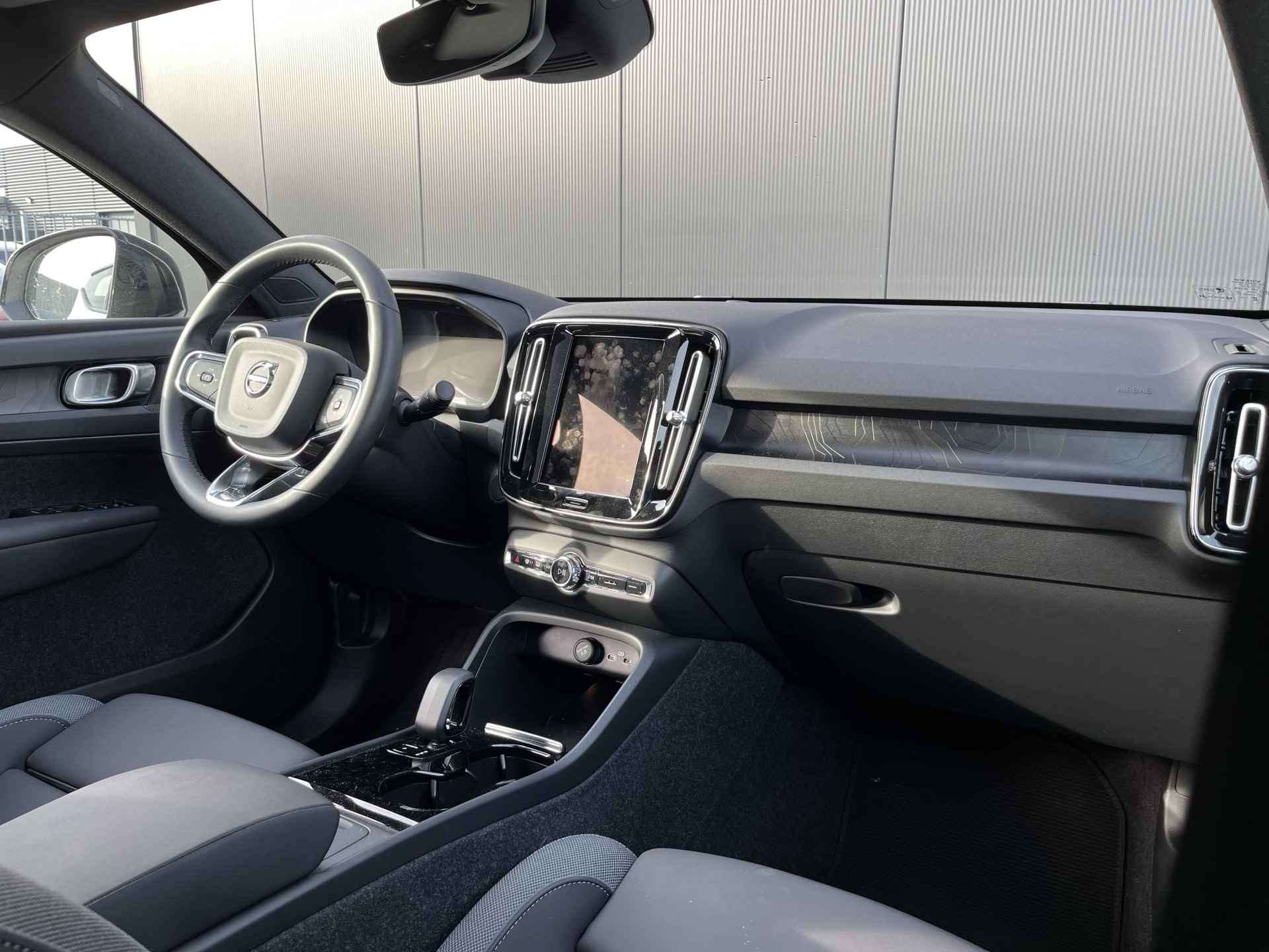 Volvo C40 Single Motor Plus 69 kWh | Harman/Kardon | Camera | Privacy Glass | Panoramadak | 20 Inch - 17/30