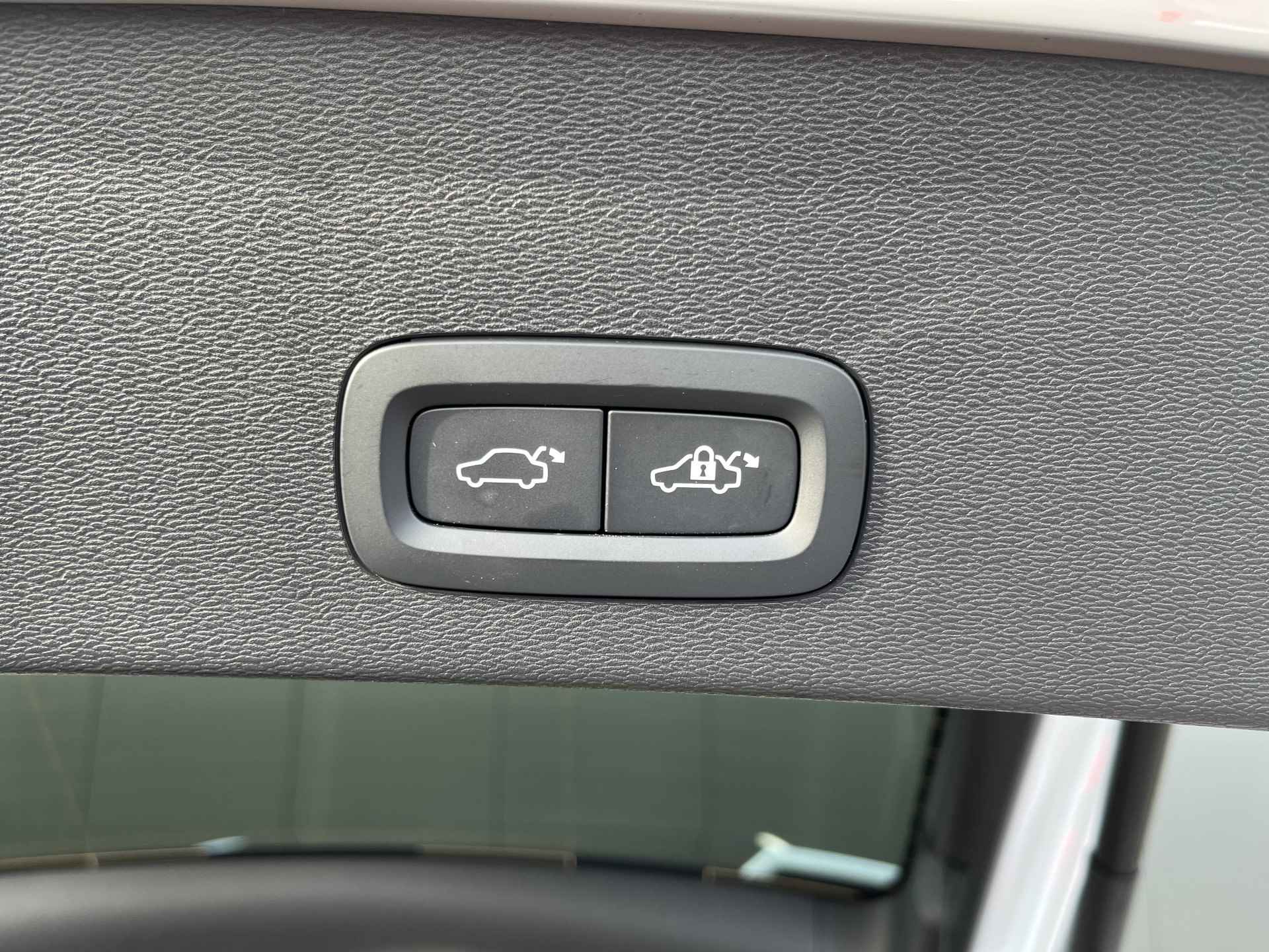 Volvo C40 Single Motor Plus 69 kWh | Harman/Kardon | Camera | Privacy Glass | Panoramadak | 20 Inch - 25/30