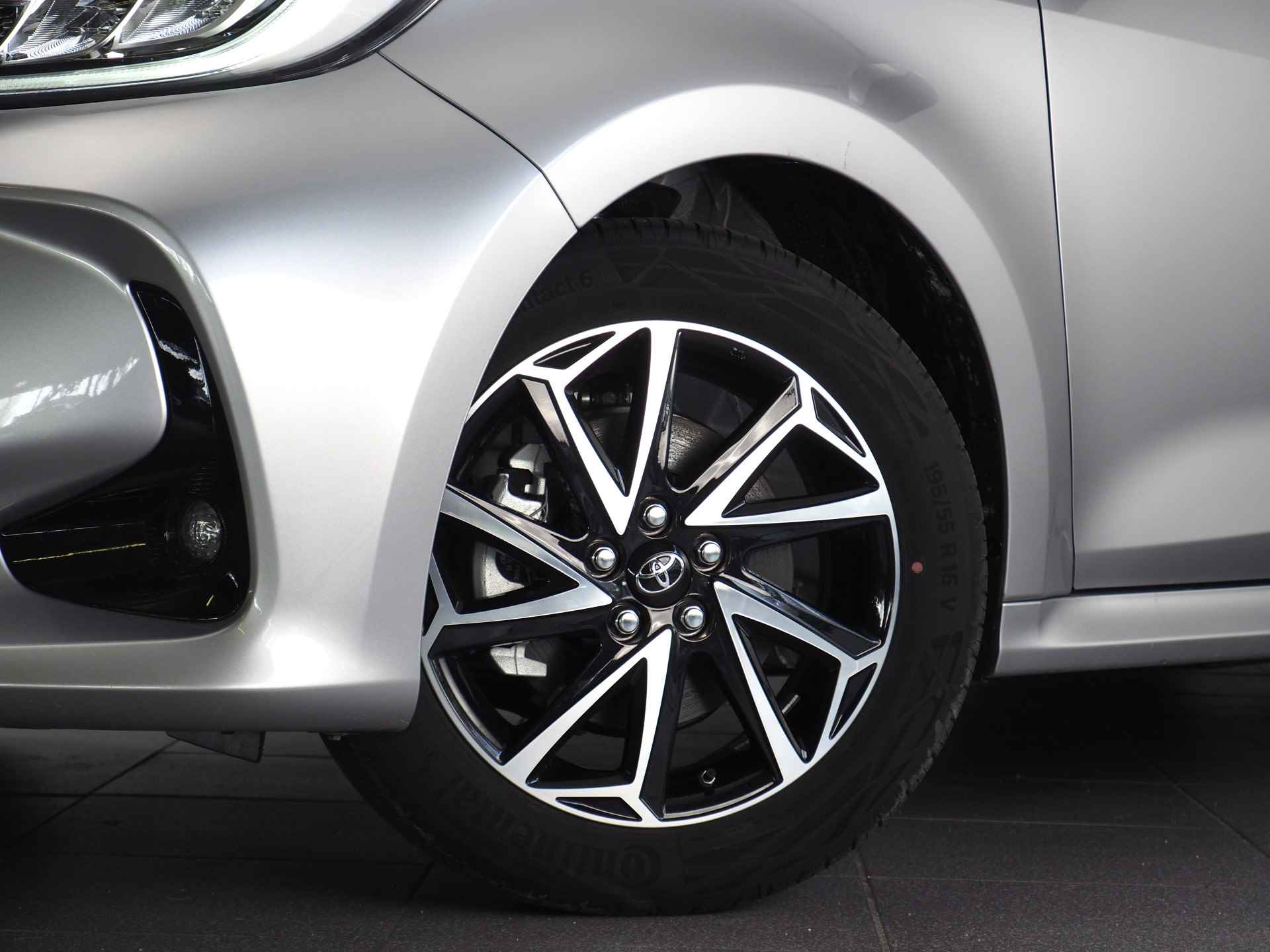 Toyota Yaris 1.5 Hybrid Dynamic | Achttps://wheelerdelta.autodata.nl/#/fotovideo/18401849hteruitrijcamera | Navigatie | Adaptive Cruise Control leverbaar in: wit, zilver en grijs - 12/30