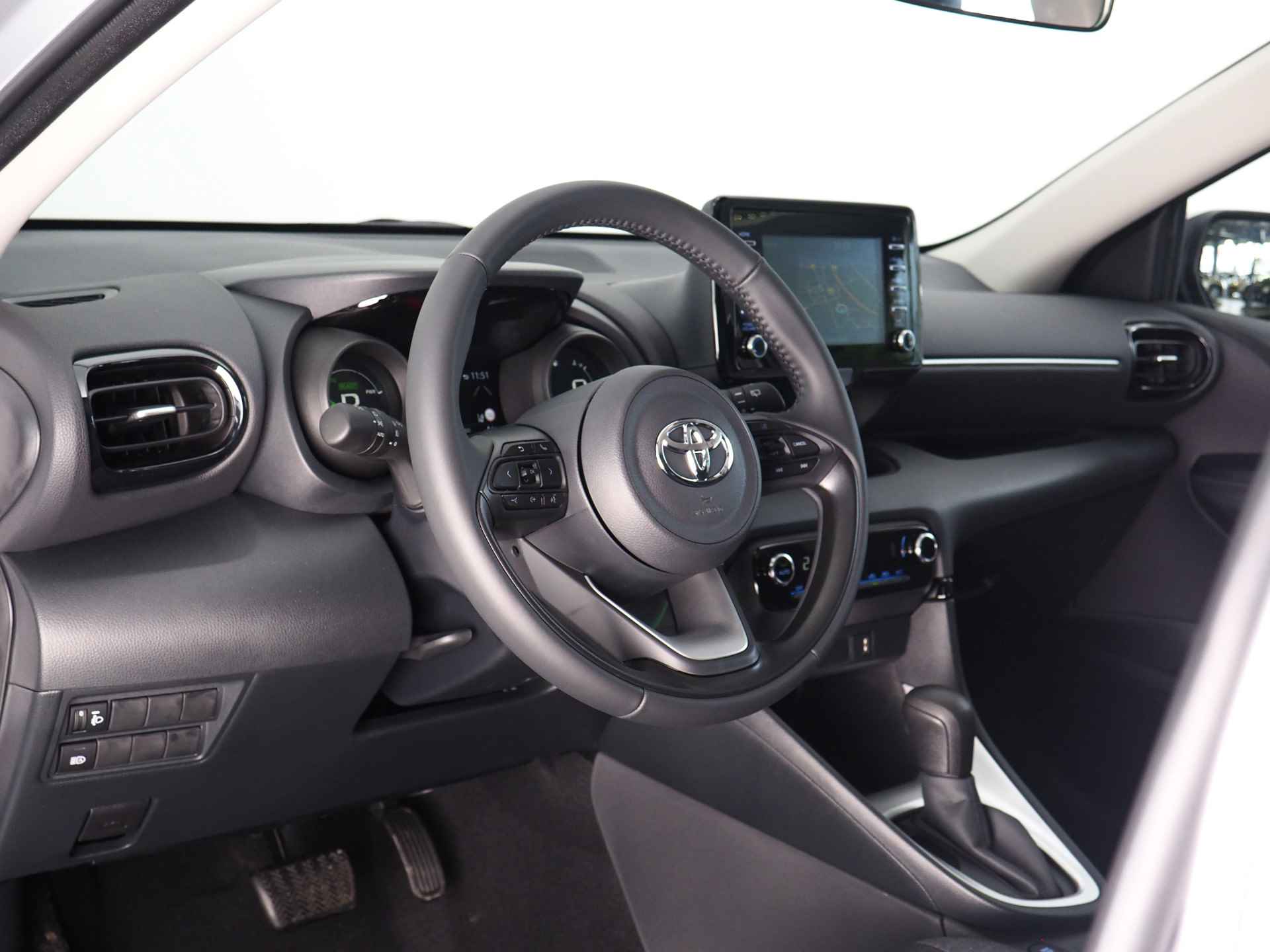 Toyota Yaris 1.5 Hybrid Dynamic achteruitrijcamera | Navigatie | Adaptive Cruise Control leverbaar in: wit, zilver en grijs - 13/30