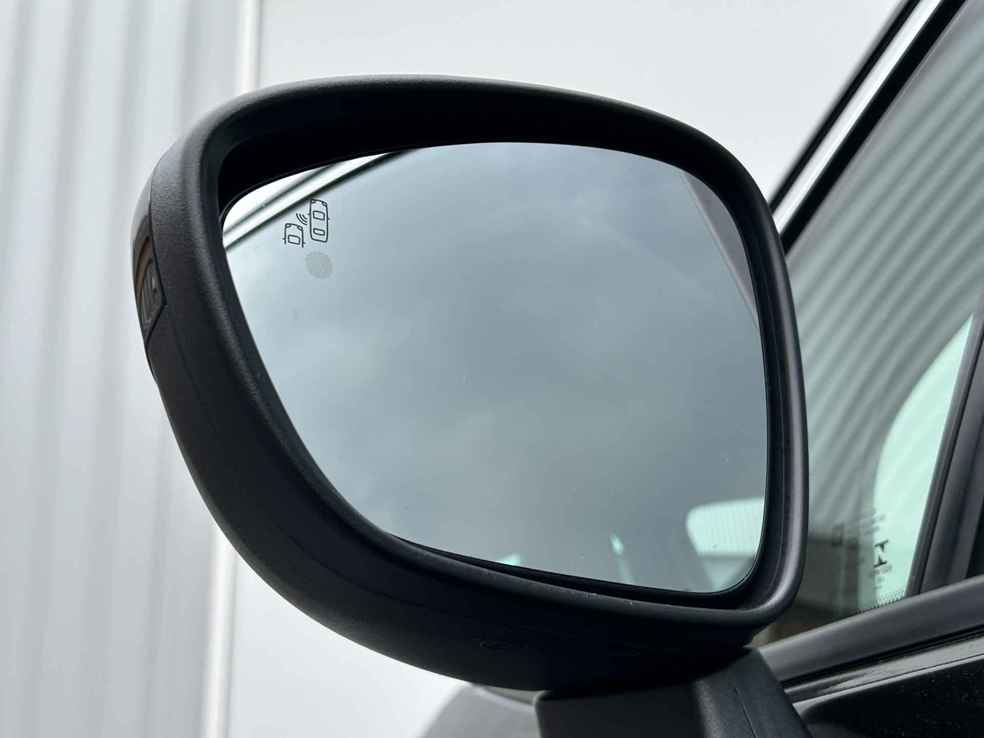 Opel Crossland 1.2 Turbo 110pk Automaat | Navigatie | AGR stoelen | Apple Carplay/Android Auto | Achterbank verstelbaar | Dealer onderhouden | Parkeercamera | Parkeersensoren voor en achter | Dodehoeksensor | Keyless entry en start | Climate control | Cruise control | - 8/31