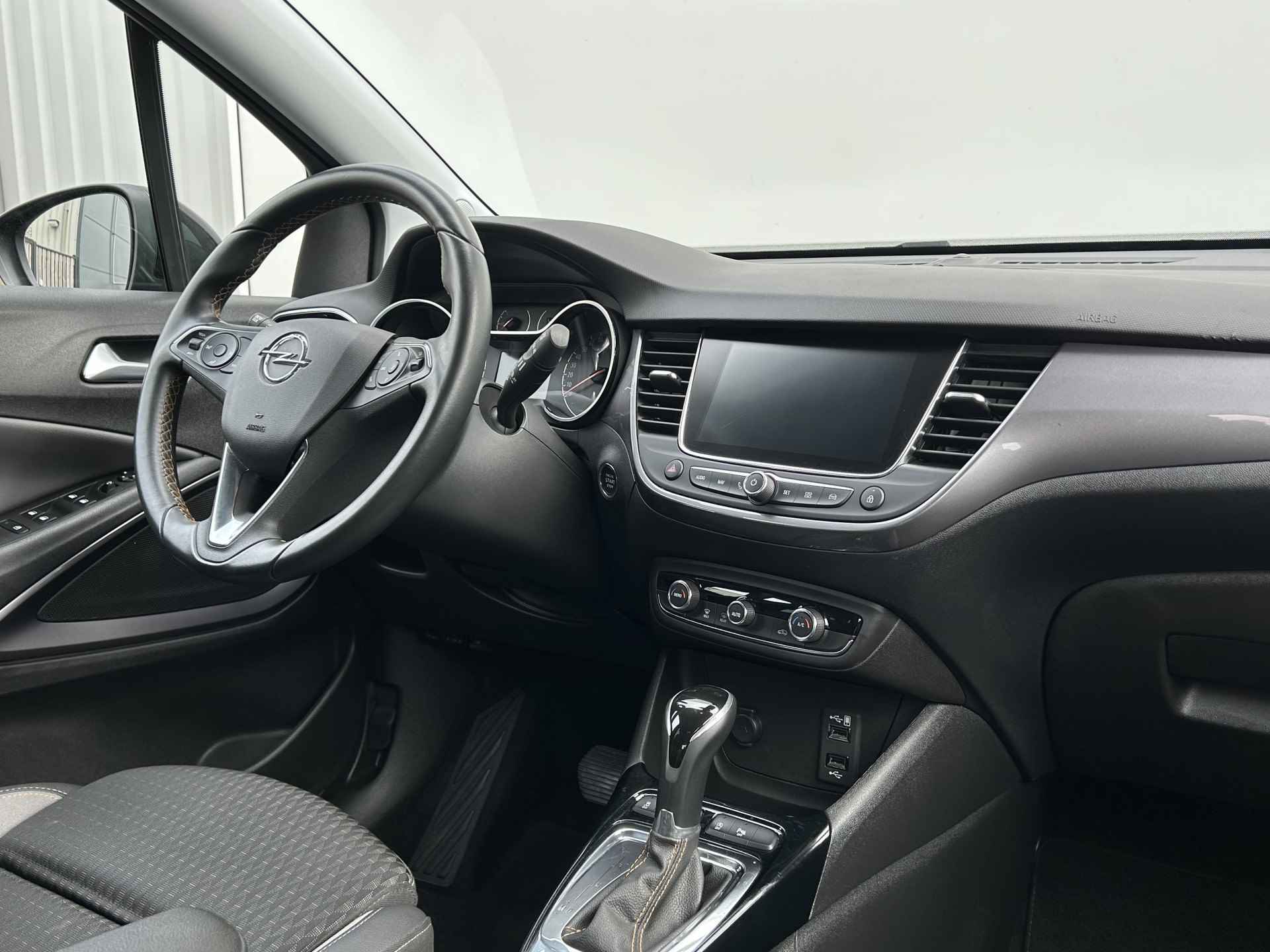 Opel Crossland 1.2 Turbo 110pk Automaat | Navigatie | AGR stoelen | Apple Carplay/Android Auto | Achterbank verstelbaar | Dealer onderhouden | Parkeercamera | Parkeersensoren voor en achter | Dodehoeksensor | Keyless entry en start | Climate control | Cruise control | - 16/31