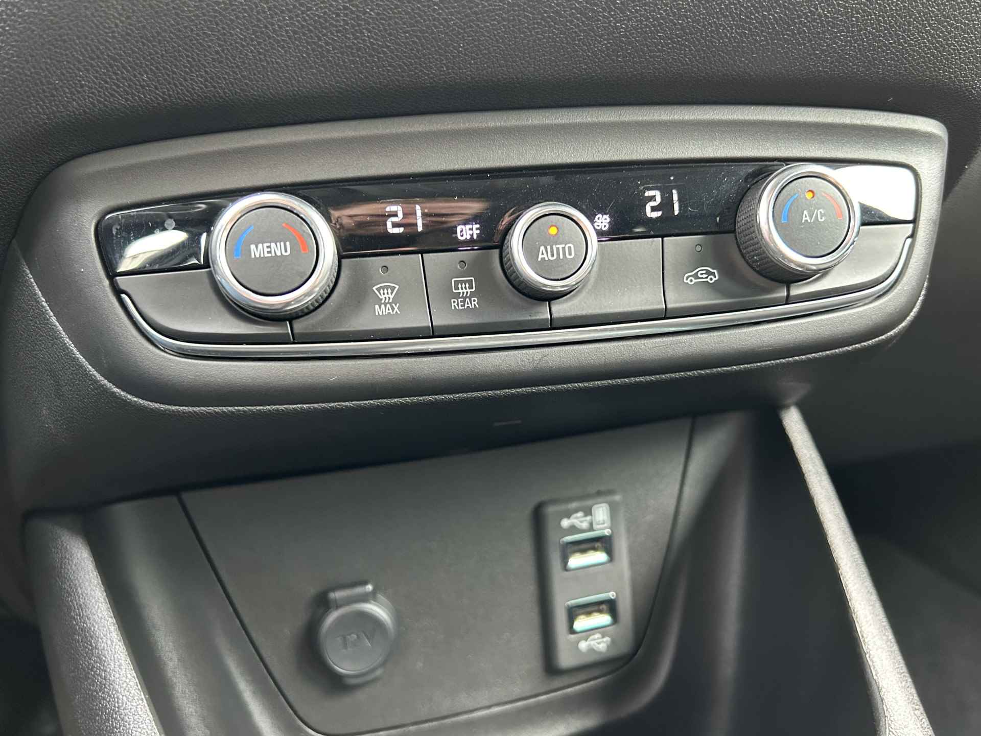 Opel Crossland 1.2 Turbo 110pk Automaat | Navigatie | AGR stoelen | Apple Carplay/Android Auto | Achterbank verstelbaar | Dealer onderhouden | Parkeercamera | Parkeersensoren voor en achter | Dodehoeksensor | Keyless entry en start | Climate control | Cruise control | - 25/31