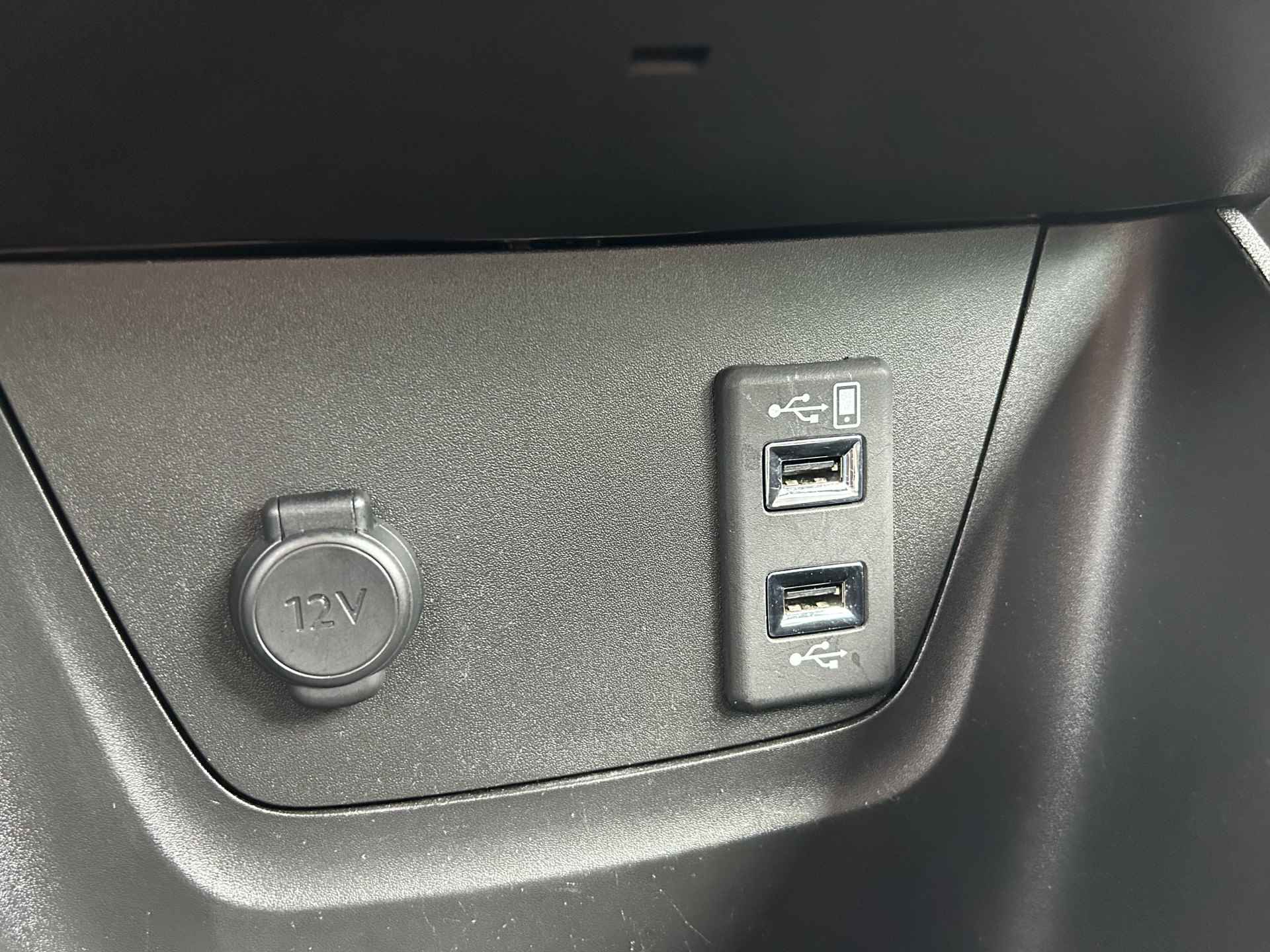 Opel Crossland 1.2 Turbo 110pk Automaat | Navigatie | AGR stoelen | Apple Carplay/Android Auto | Achterbank verstelbaar | Dealer onderhouden | Parkeercamera | Parkeersensoren voor en achter | Dodehoeksensor | Keyless entry en start | Climate control | Cruise control | - 26/31