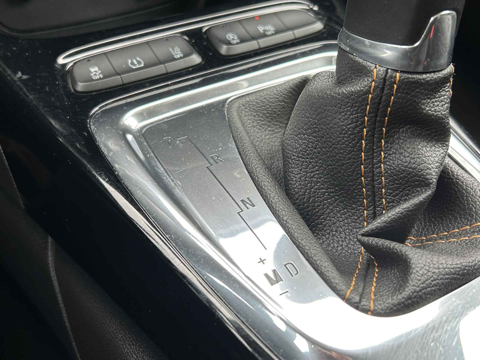 Opel Crossland 1.2 Turbo 110pk Automaat | Navigatie | AGR stoelen | Apple Carplay/Android Auto | Achterbank verstelbaar | Dealer onderhouden | Parkeercamera | Parkeersensoren voor en achter | Dodehoeksensor | Keyless entry en start | Climate control | Cruise control | - 28/31