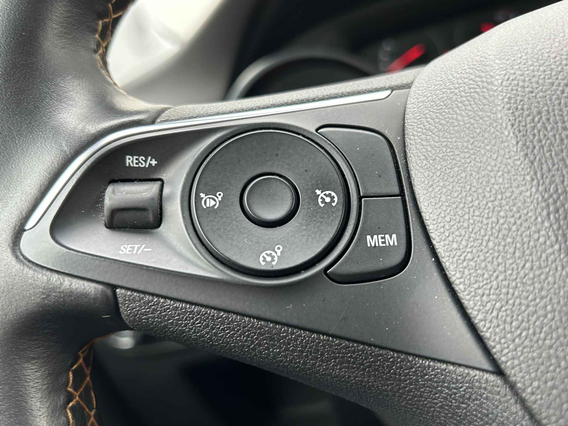 Opel Crossland 1.2 Turbo 110pk Automaat | Navigatie | AGR stoelen | Apple Carplay/Android Auto | Achterbank verstelbaar | Dealer onderhouden | Parkeercamera | Parkeersensoren voor en achter | Dodehoeksensor | Keyless entry en start | Climate control | Cruise control | - 30/31