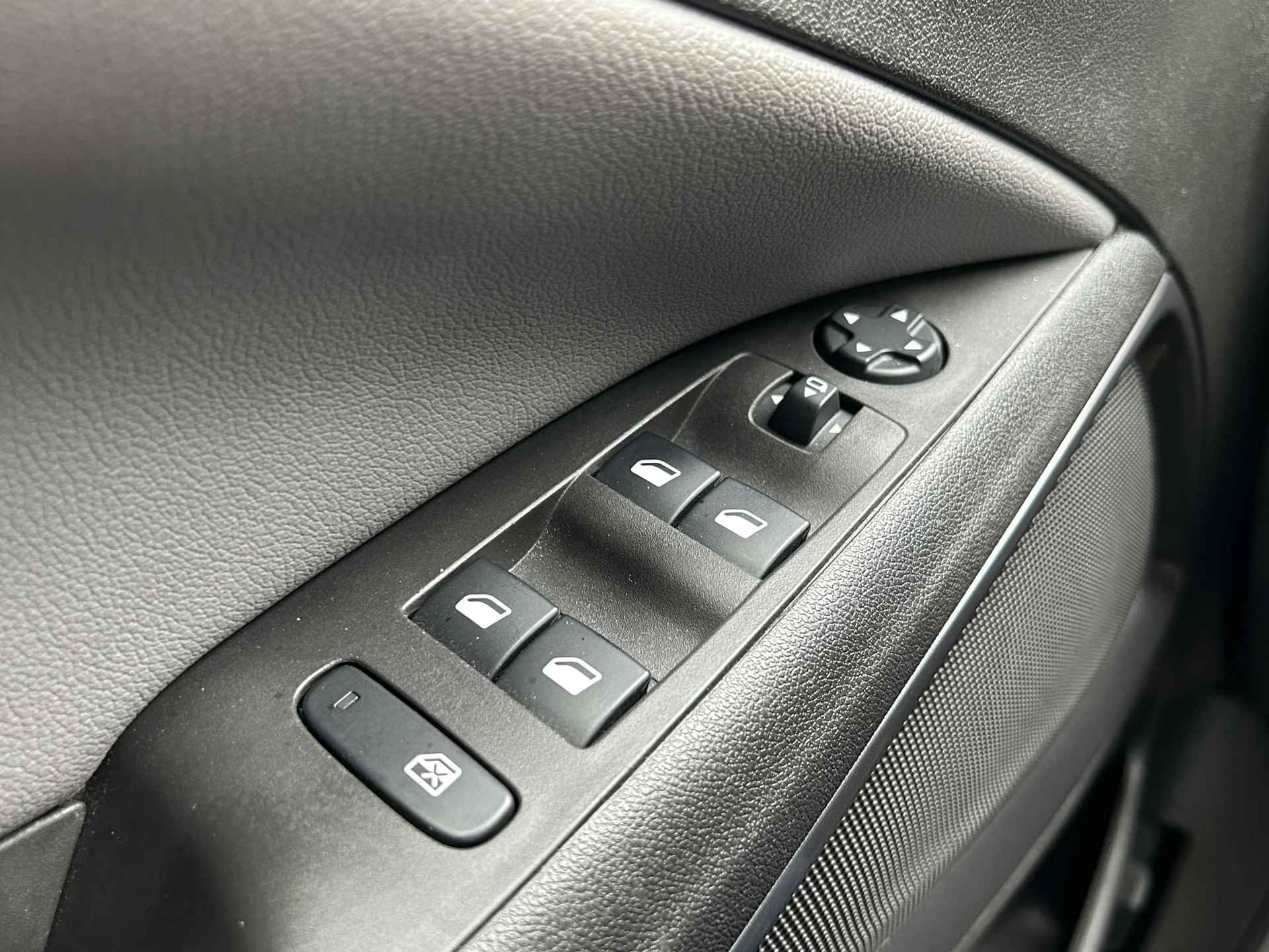 Opel Crossland 1.2 Turbo 110pk Automaat | Navigatie | AGR stoelen | Apple Carplay/Android Auto | Achterbank verstelbaar | Dealer onderhouden | Parkeercamera | Parkeersensoren voor en achter | Dodehoeksensor | Keyless entry en start | Climate control | Cruise control | - 31/31