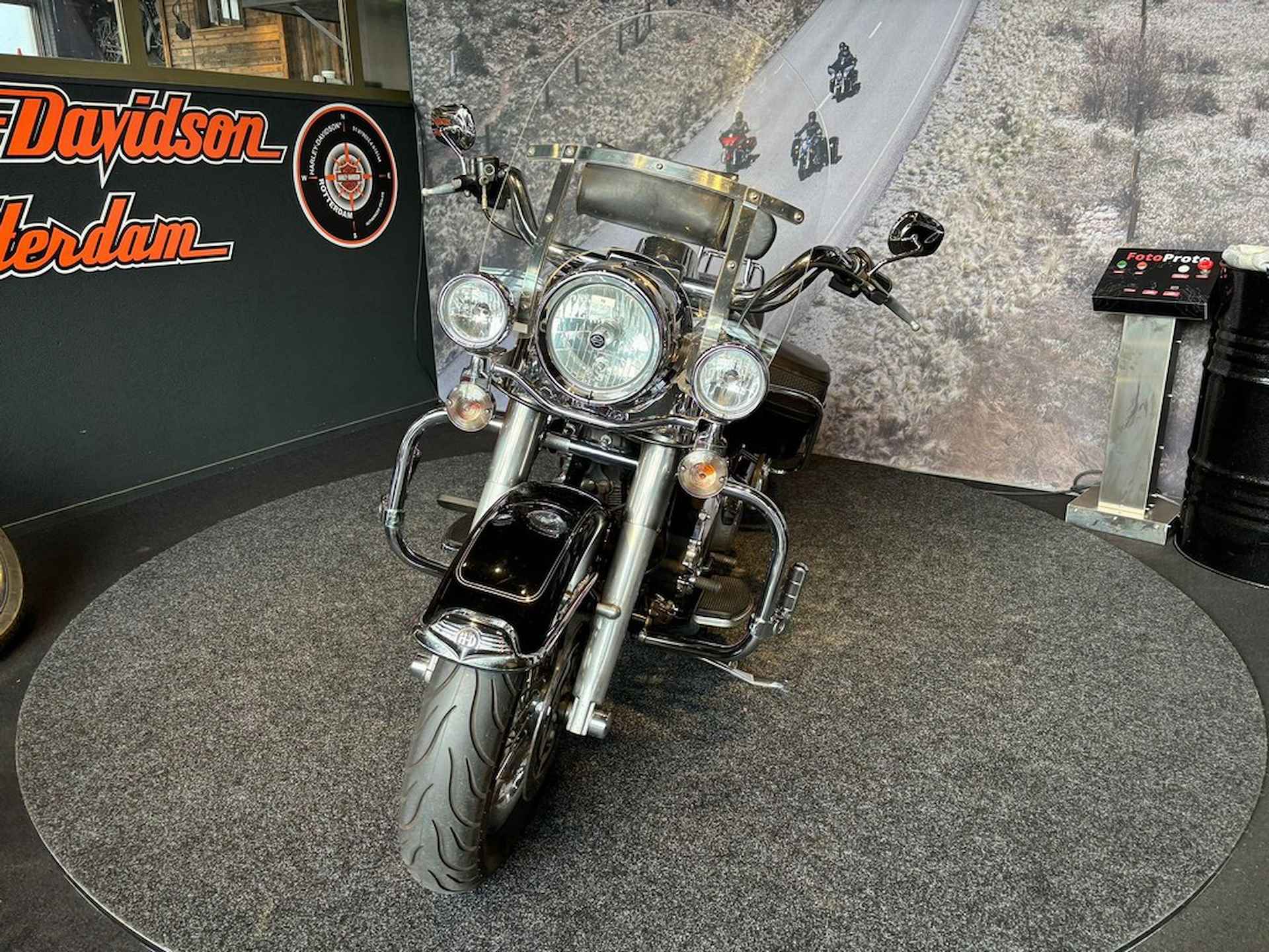 Harley-Davidson FLHRCI Road King Classic - 3/8