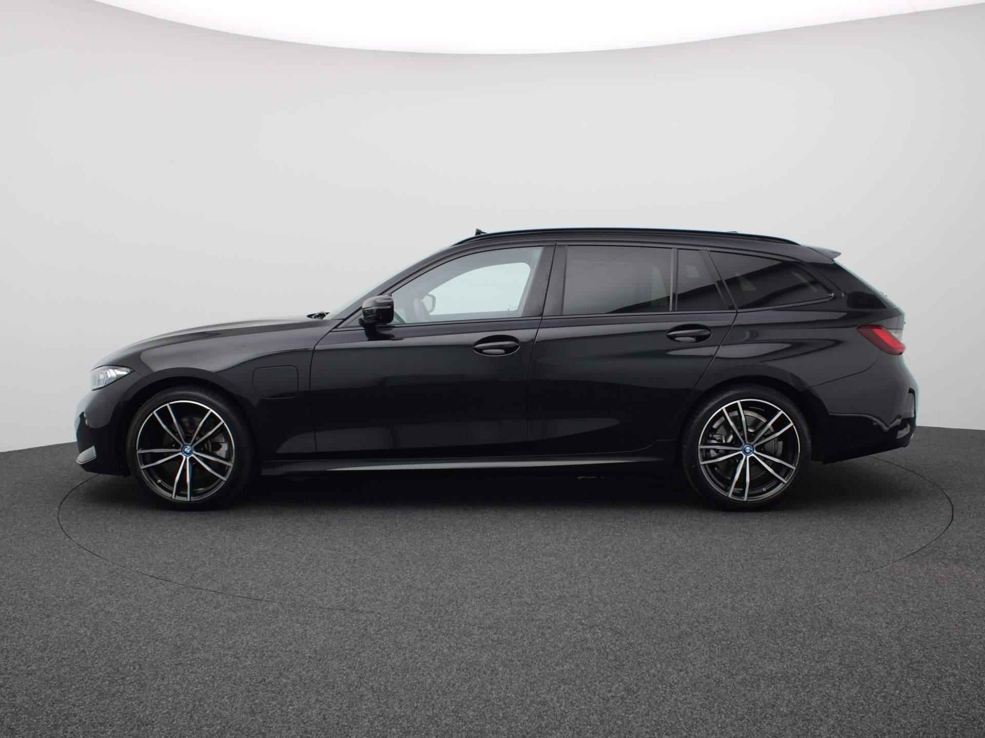 BMW 3-serie Touring 330e xDrive 292PK M-Sport Full led, 360gr. camera, lane assist, side assist, Harman Kardon sound, schuif-kanteldak, adaptive cruise, stoelverwarming, keyless, 19" lichtmetaal - 2/54