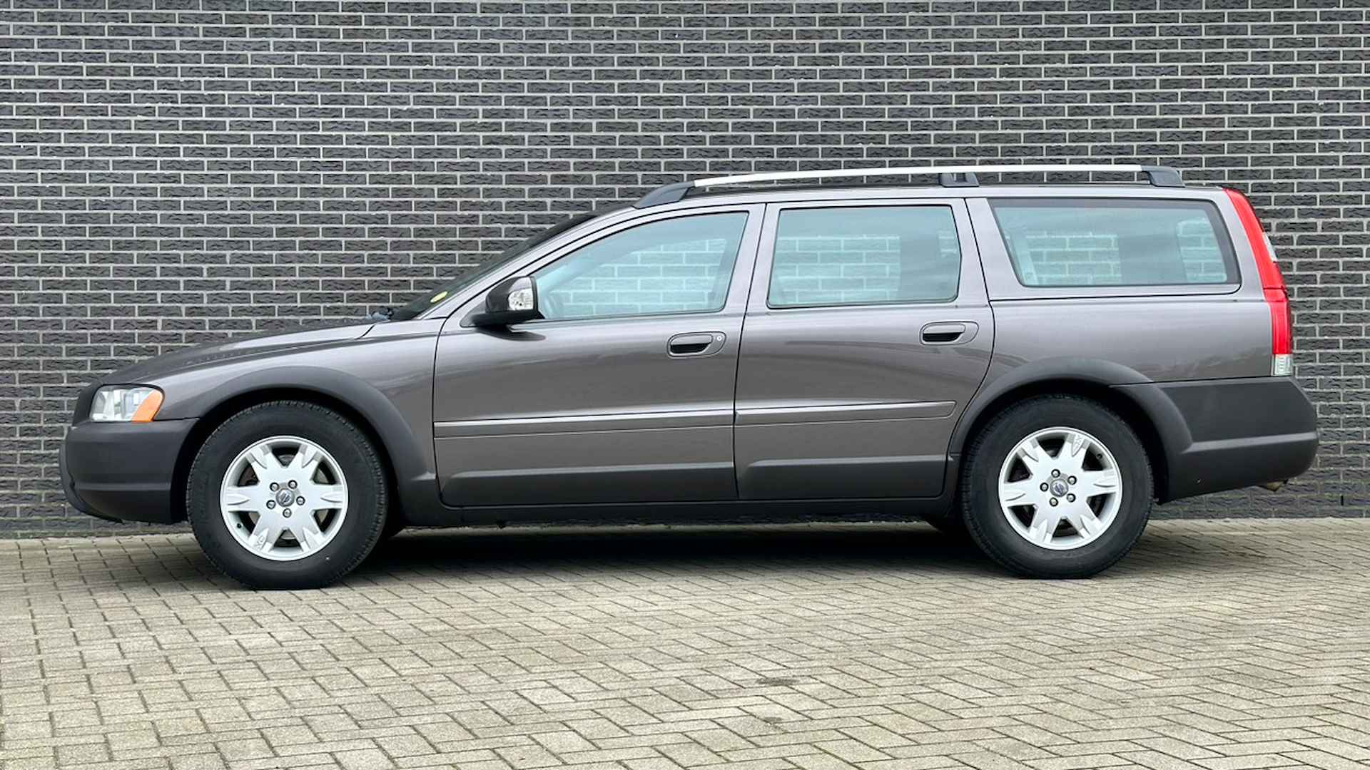 Volvo XC70 2.4 D5 Momentum - 8/30