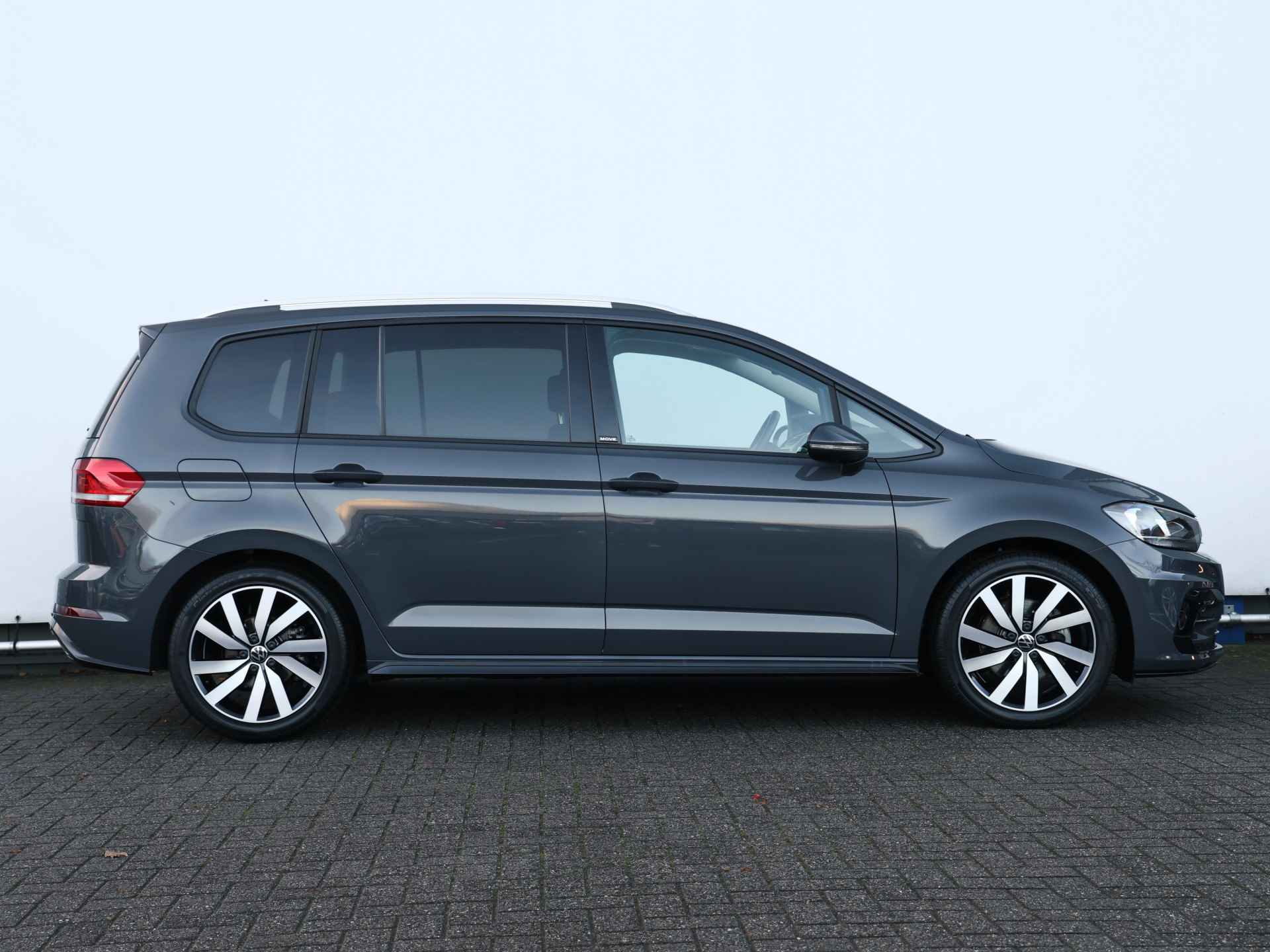 Volkswagen Touran 1.5 TSI R-line 150pk Automaat | 7-persoons | Navigatie | Digitaal dashboard | Camera | stoelverwarming - 2/46