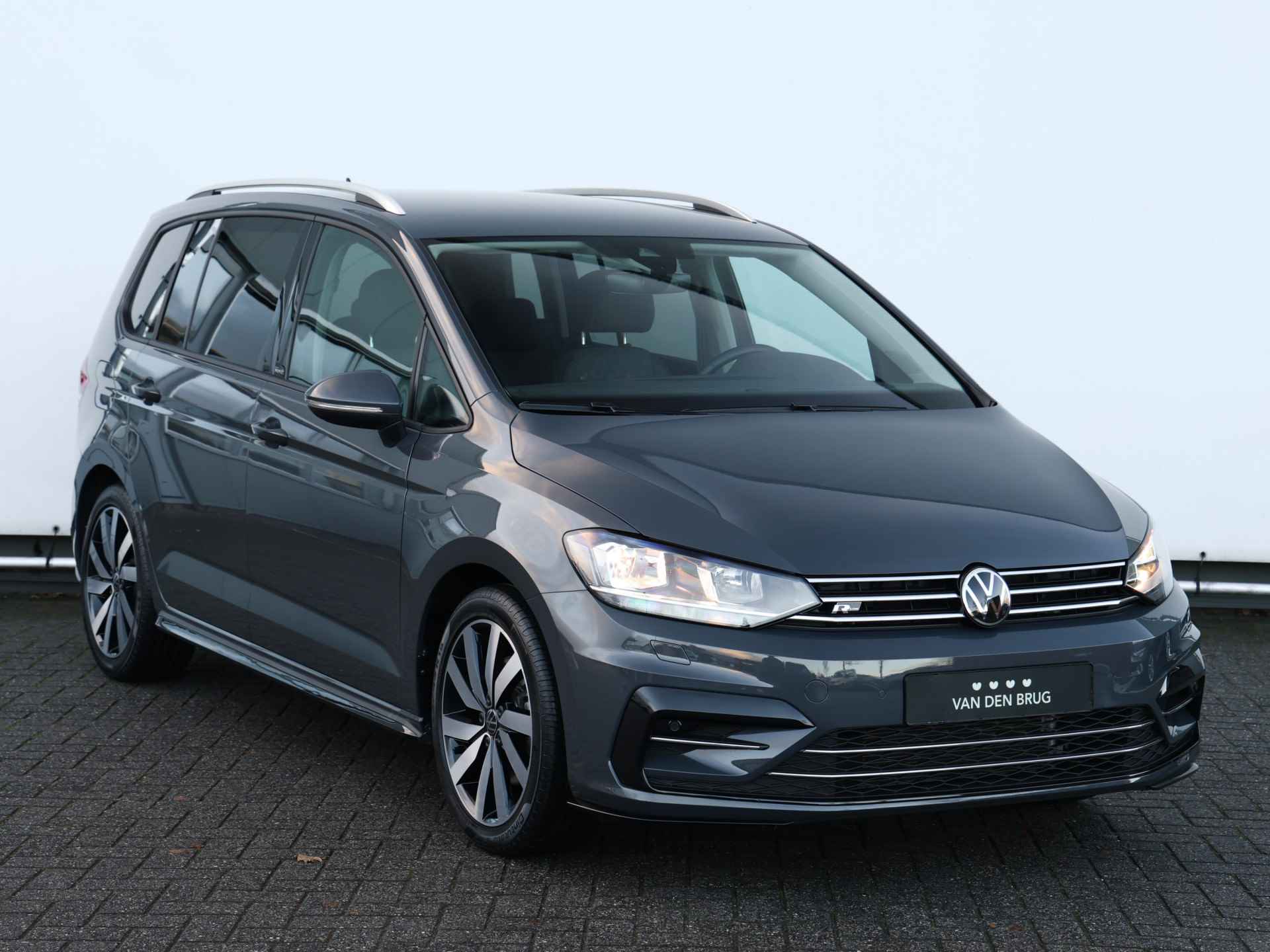 Volkswagen Touran 1.5 TSI R-line 150pk Automaat | 7-persoons | Navigatie | Digitaal dashboard | Camera | stoelverwarming - 3/46