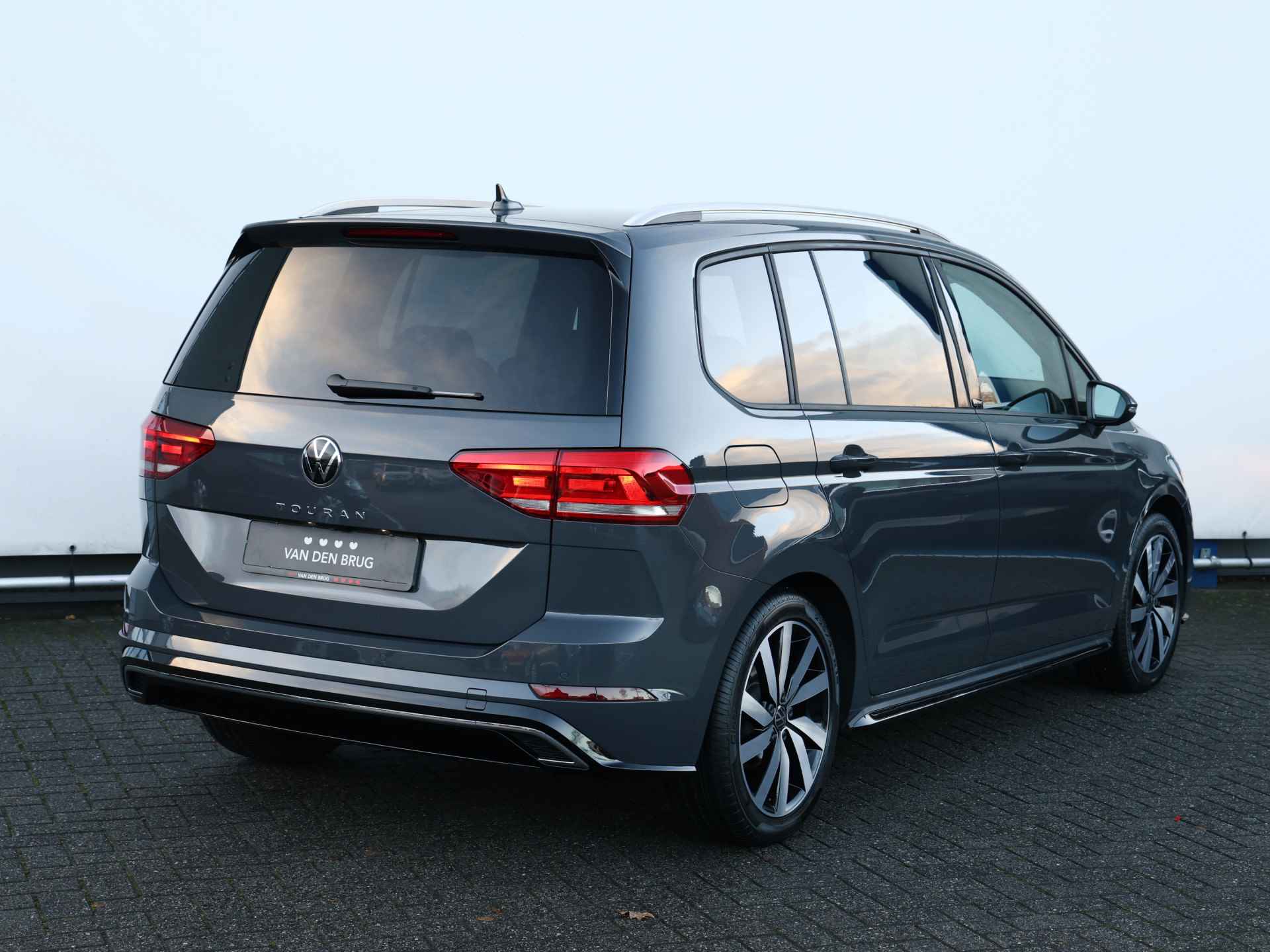 Volkswagen Touran 1.5 TSI R-line 150pk Automaat | 7-persoons | Navigatie | Digitaal dashboard | Camera | stoelverwarming - 5/46