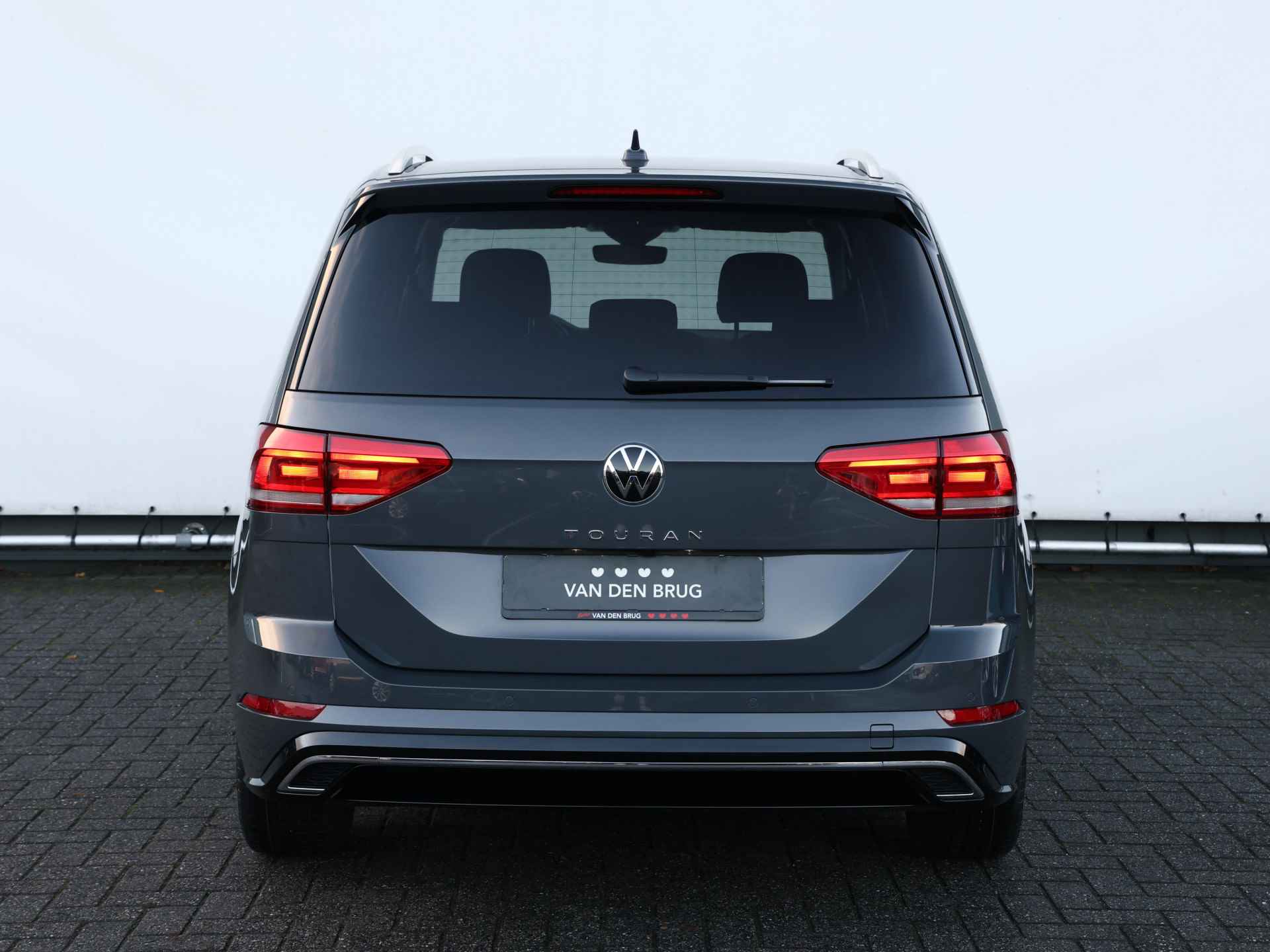 Volkswagen Touran 1.5 TSI R-line 150pk Automaat | 7-persoons | Navigatie | Digitaal dashboard | Camera | stoelverwarming - 6/46