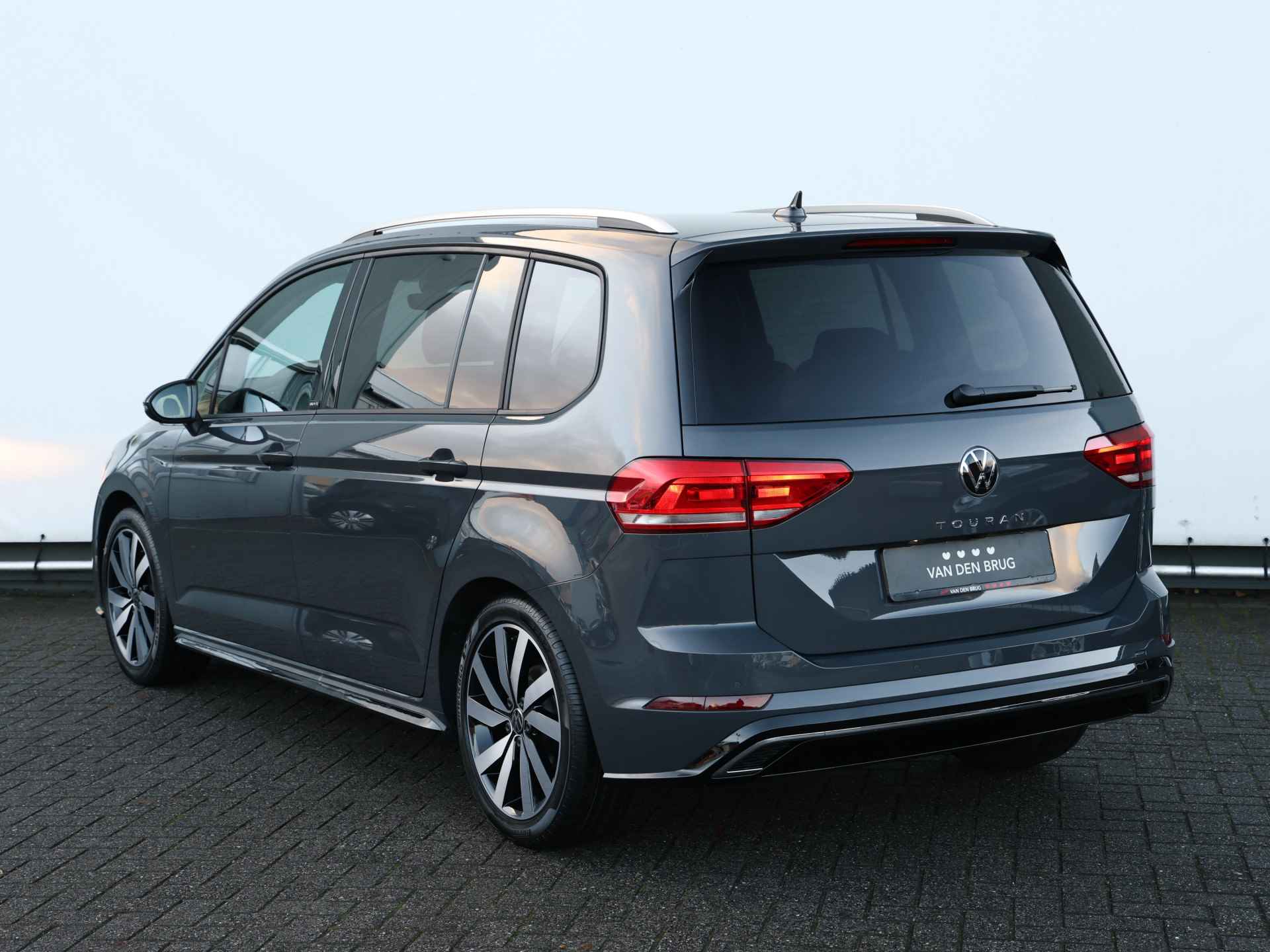 Volkswagen Touran 1.5 TSI R-line 150pk Automaat | 7-persoons | Navigatie | Digitaal dashboard | Camera | stoelverwarming - 14/46